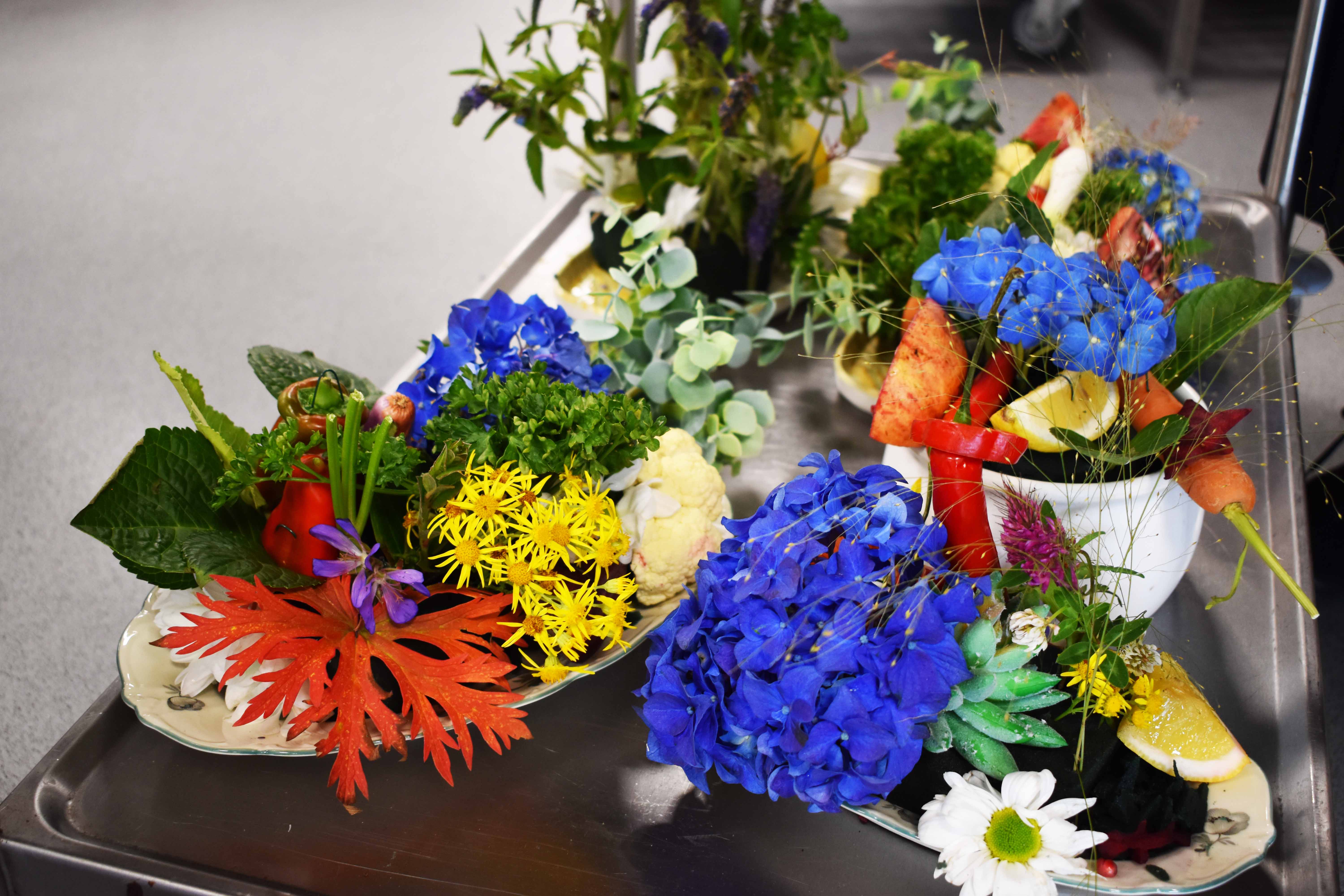 Kreative opsatser af frugt, grøntsager og blomster kreeret af elever i 5.-10. klasse til Hansenberg SommerCamp.