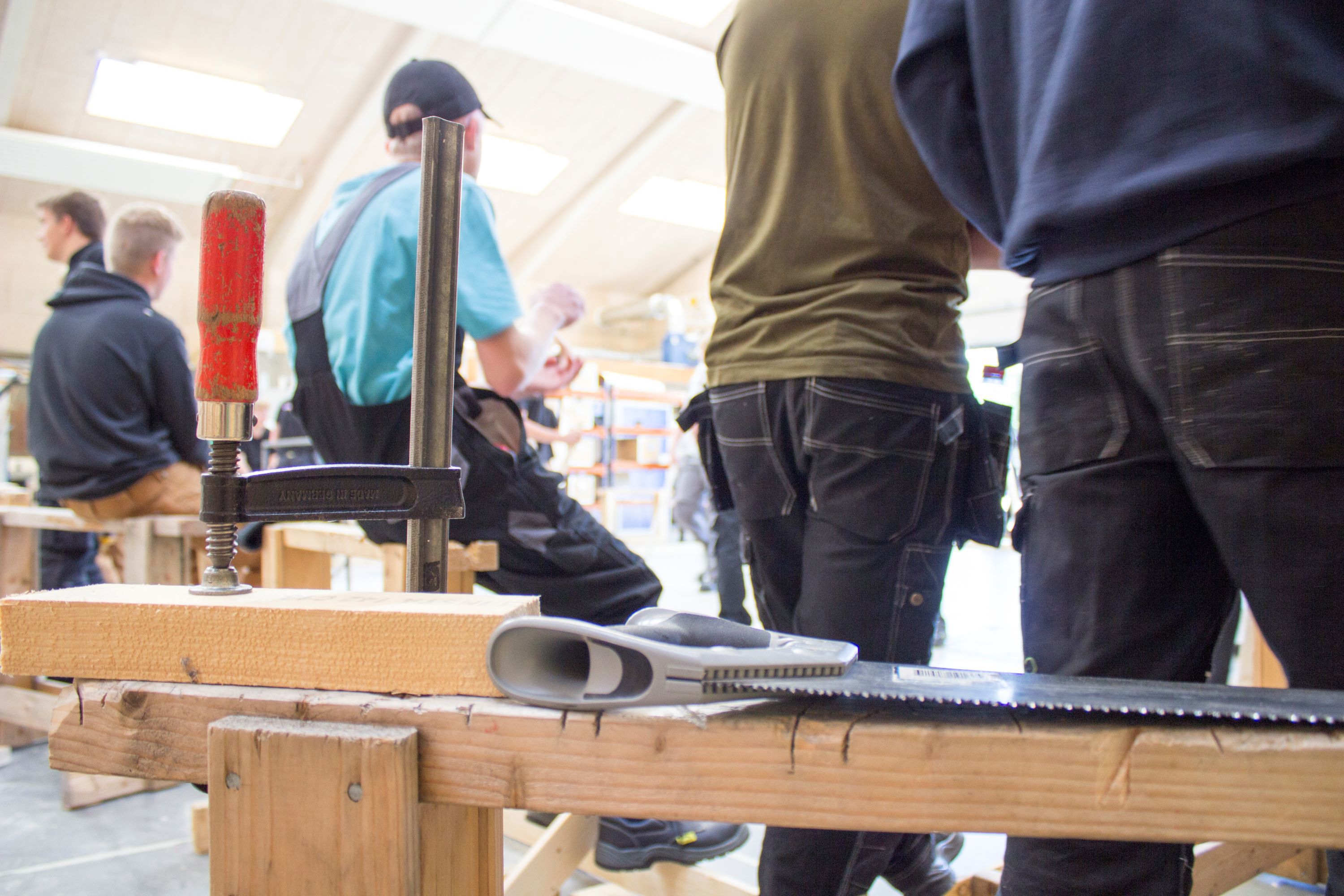 På SommerCampen Byg og Ræs prøver man forskelligt håndværk, herunder tømrerfaget.