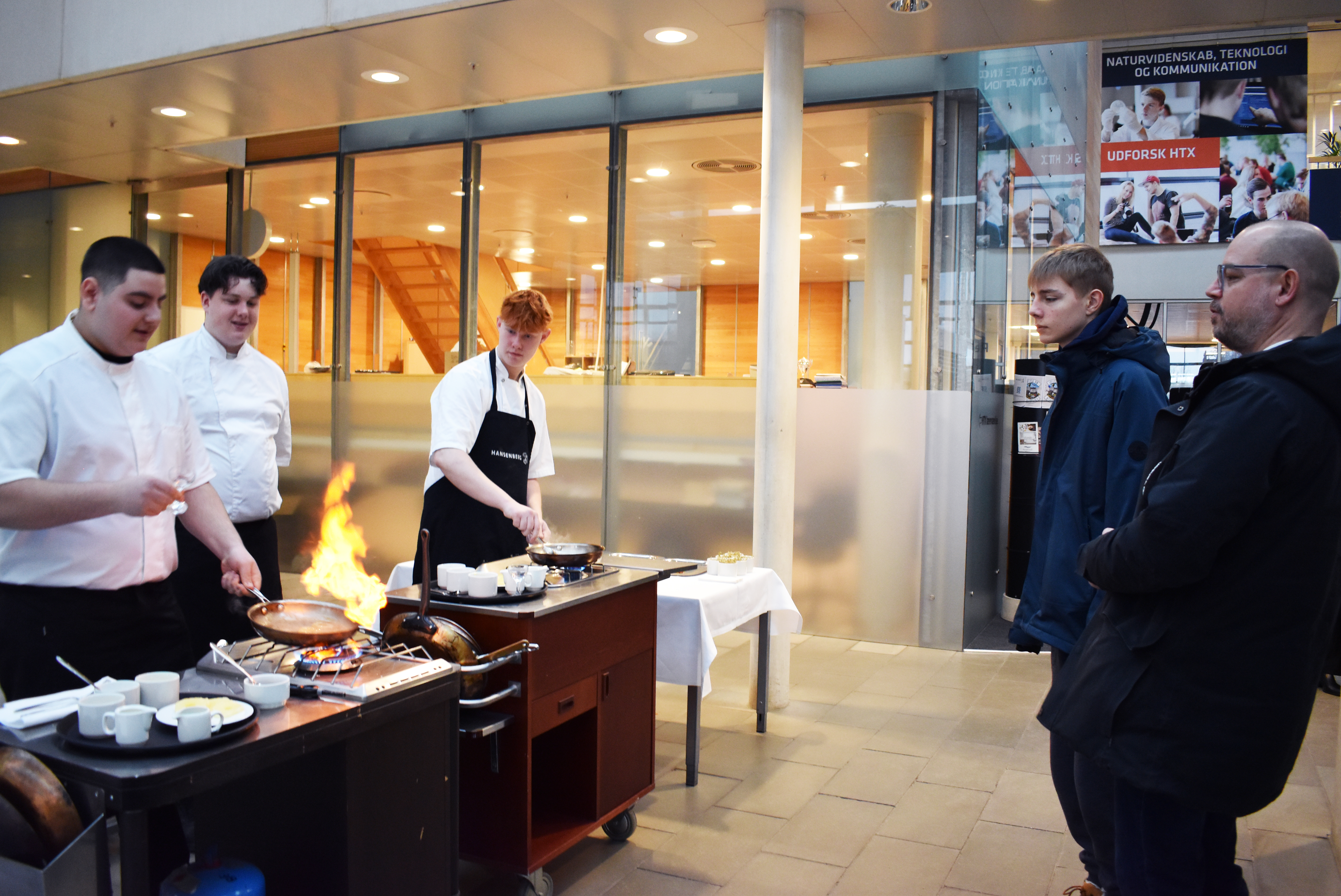 Elever fra Grundforløb 2 flamberer frugt til Åbent Hus