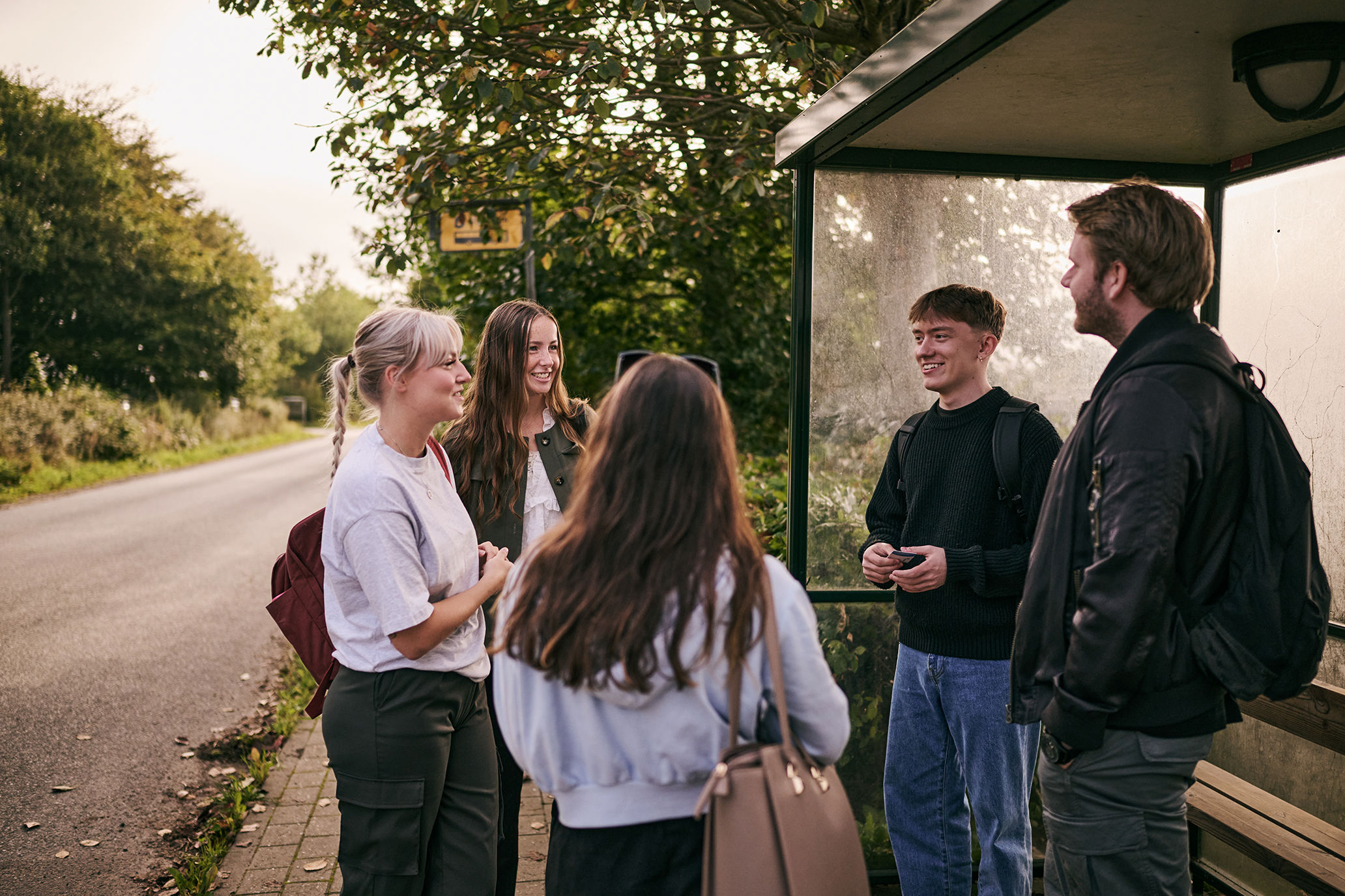 Nye venskaber opstår, mens eleverne venter på bussen fra Vranderupvej ind til hovedskolen, hvor skolehjemmet ligger.