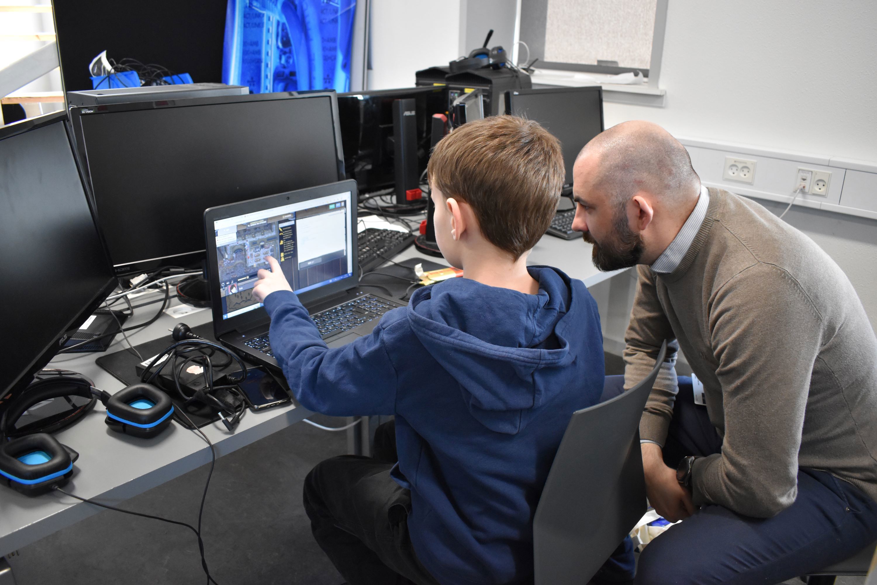 En af deltagerne til Prøv et fag for elever i 4.-10. klasse, prøver kræfter med uddannelserne til webudvikler og data og kommunikation.