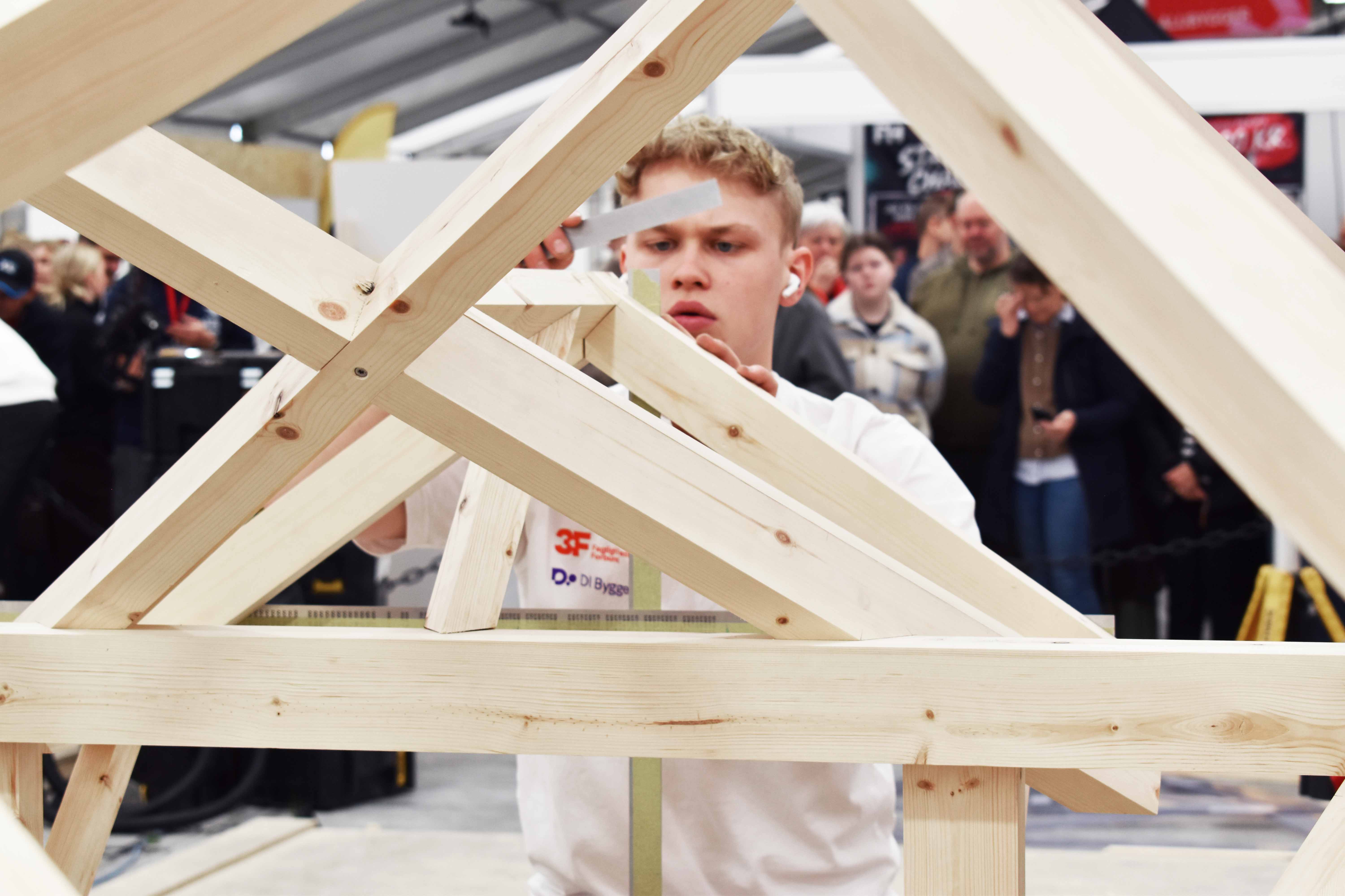 Emil Andersen er tømrerlærling og på tømrerlandsholdet, og han vandt Arbejdsmiljøprisen ved DM i Skills 2026.