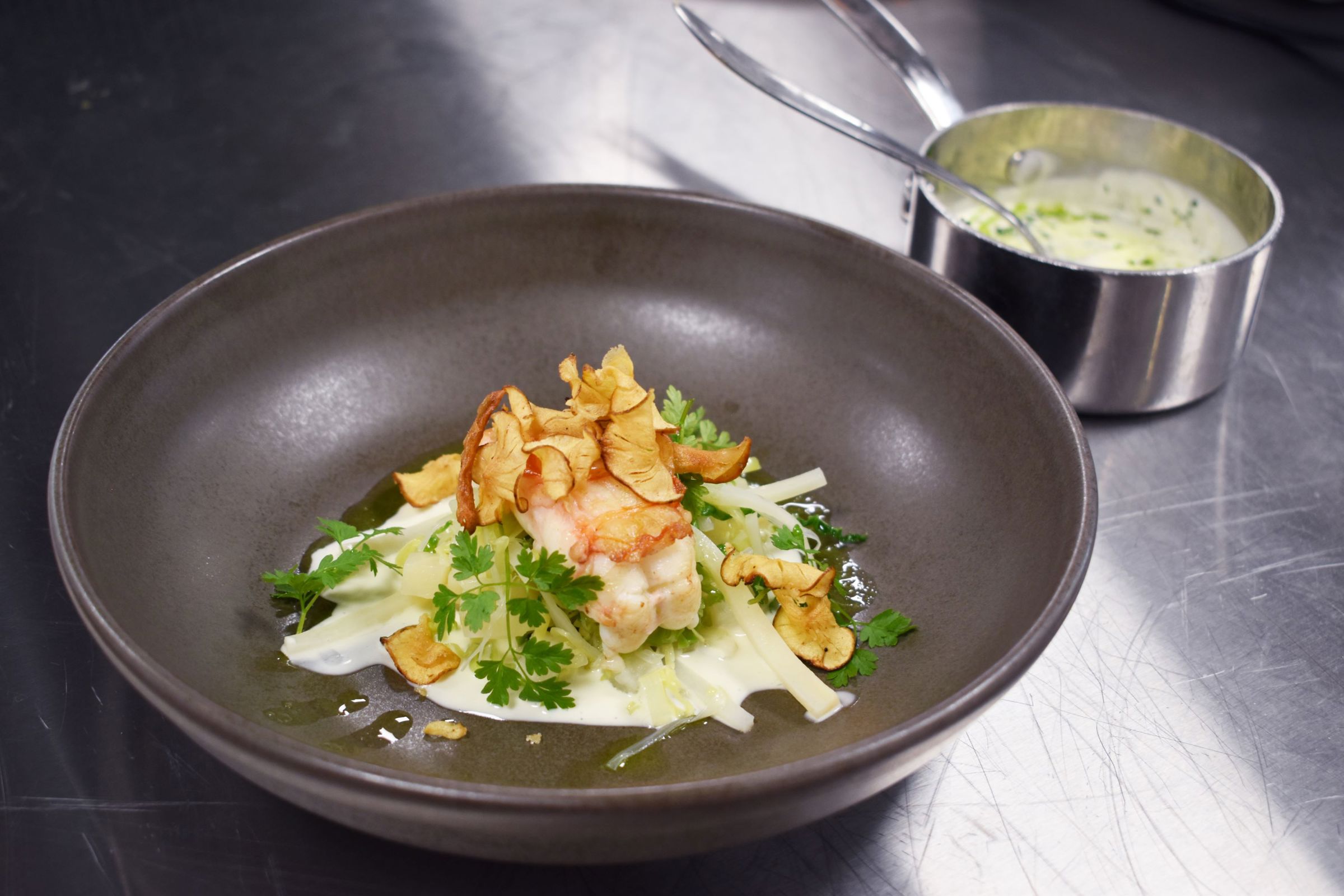 En tallerkenanretning, tilberedt og anrettet af en af skolens kokkeelever.