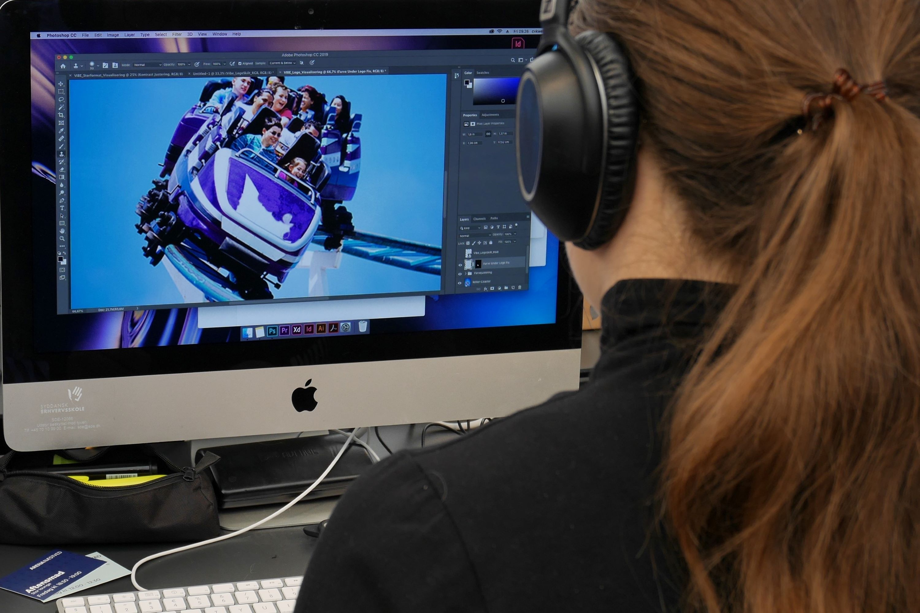 En mediegrafikerelev producerer en reklamefilm på en iMac under konkurrencen DM i Skills.