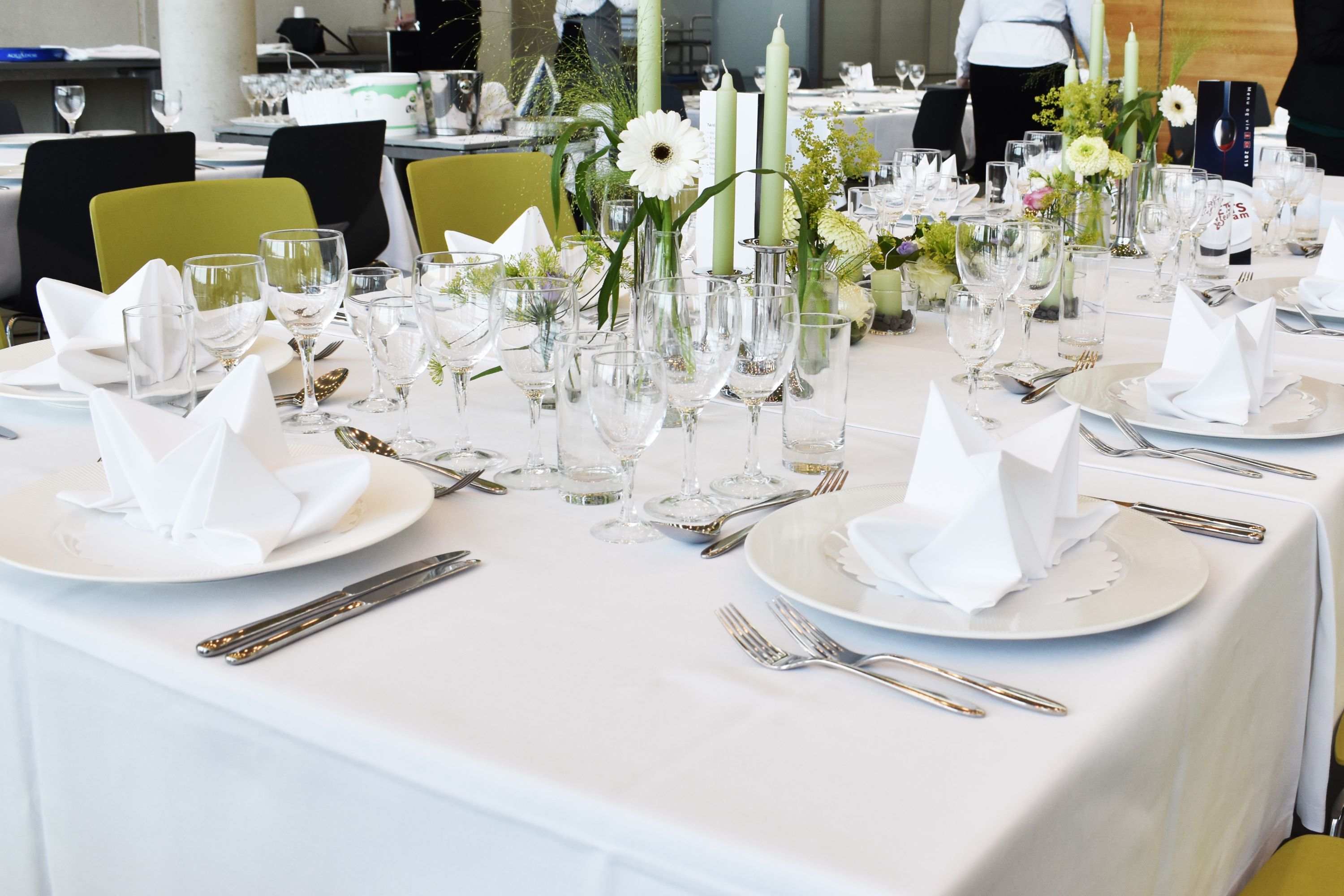 En elev på tjeneruddannelsen har dækket et smukt festbord, og er klar til at modtage gæsterne.