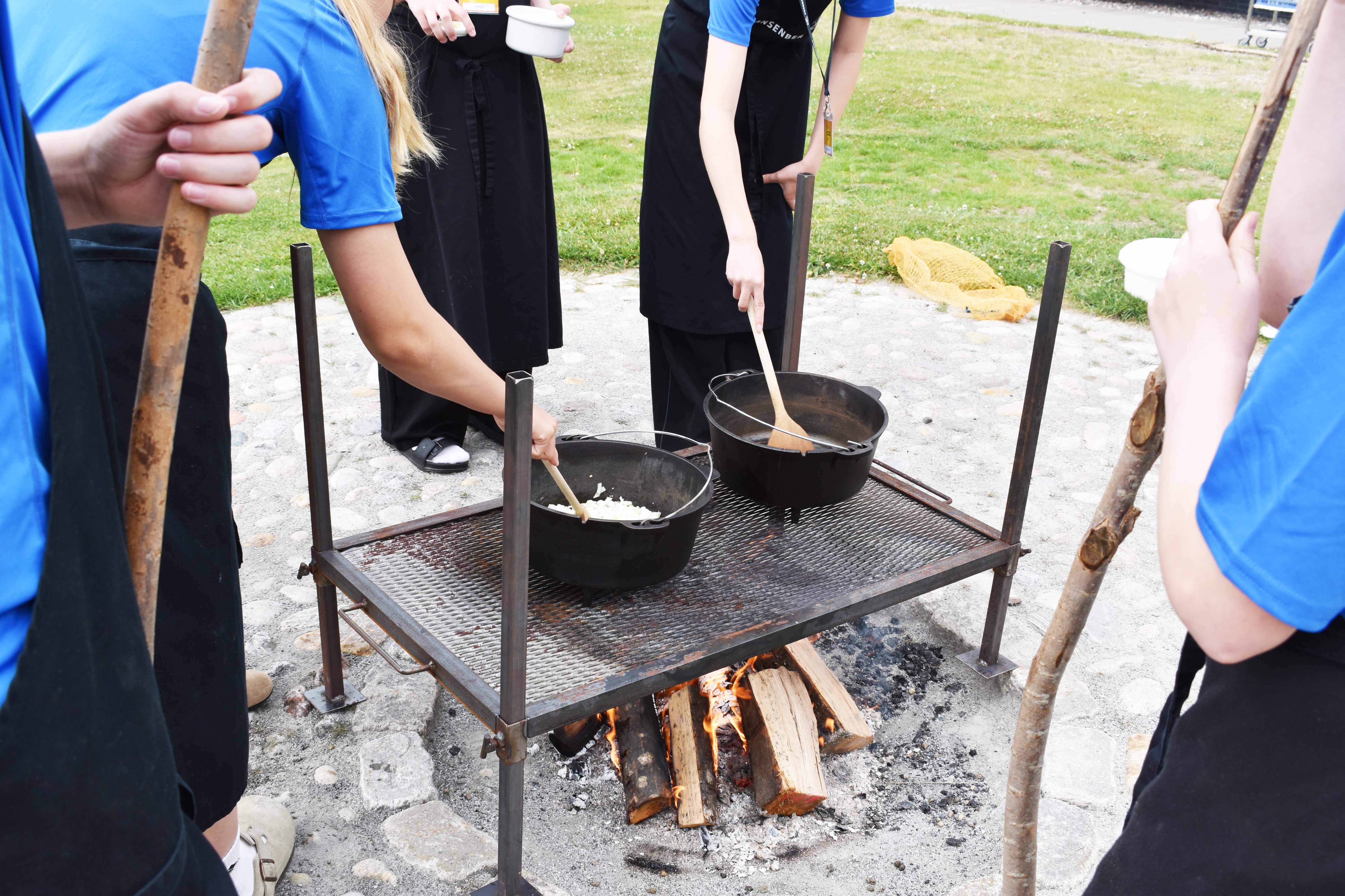 Til FoodCamp blev der både lavet mad i køkkenet og over bål.