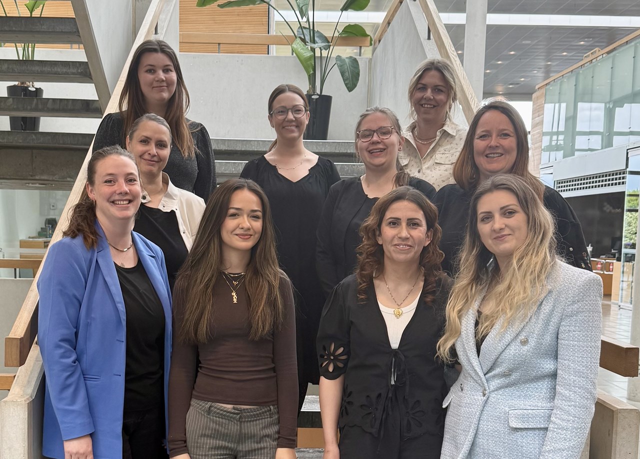 Holdfoto med nye tandklinikassistenter maj 2025