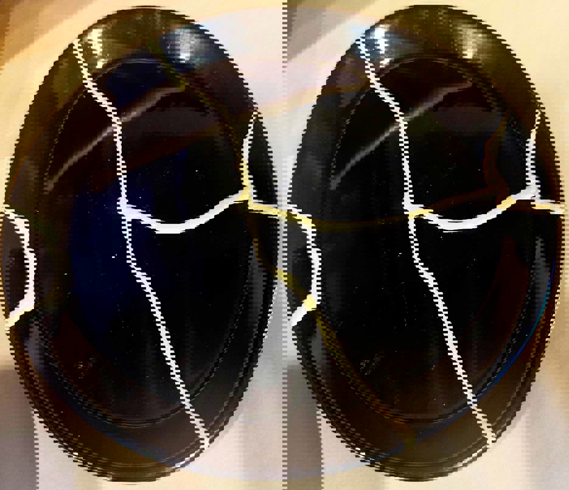 Denne tallerken var gået i stykker, men en elev har limet den med guldlim i faget Life Skills på HANSENBERG.