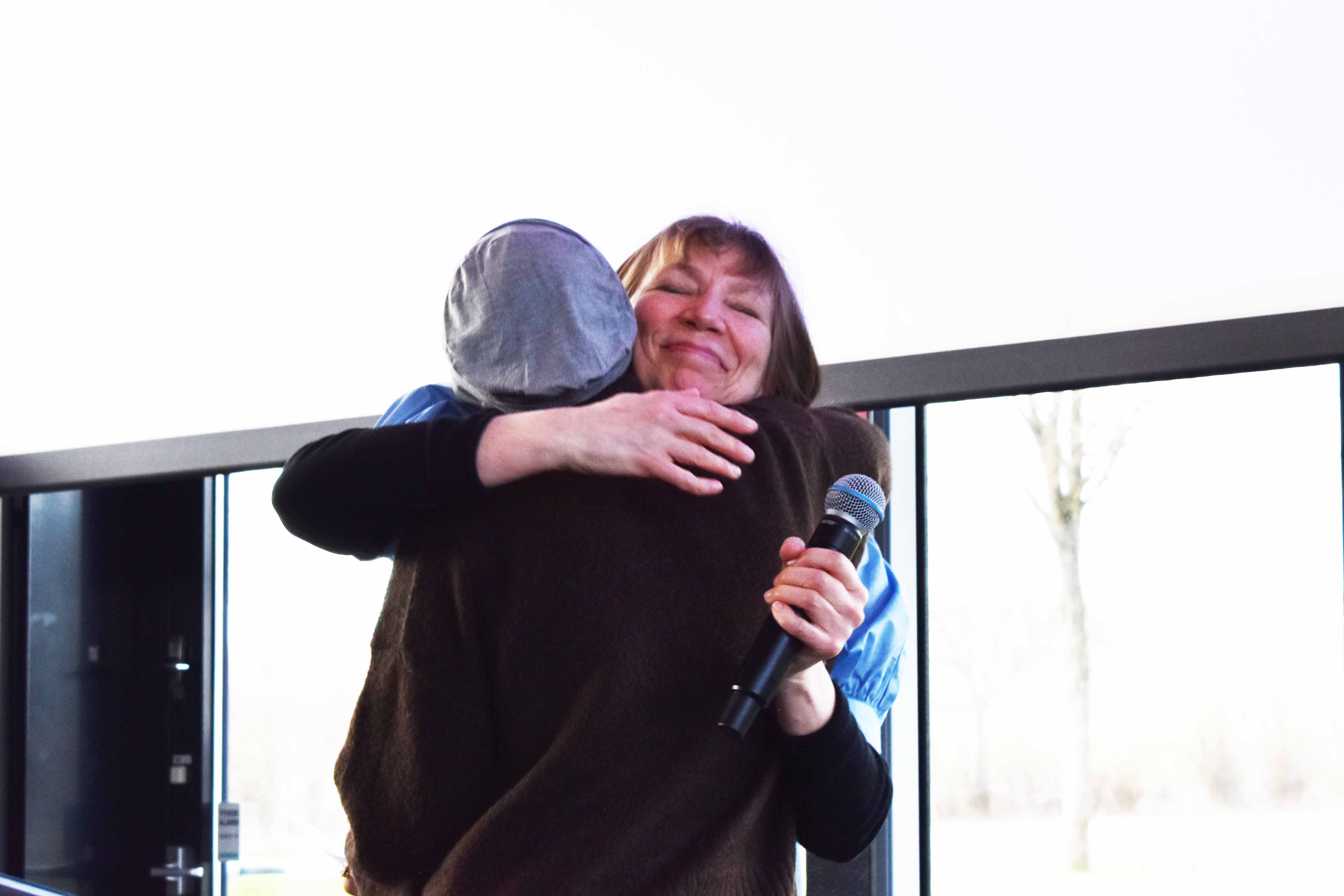 Faglærer Ursula Poulsen uddeler kram til en dimittend.