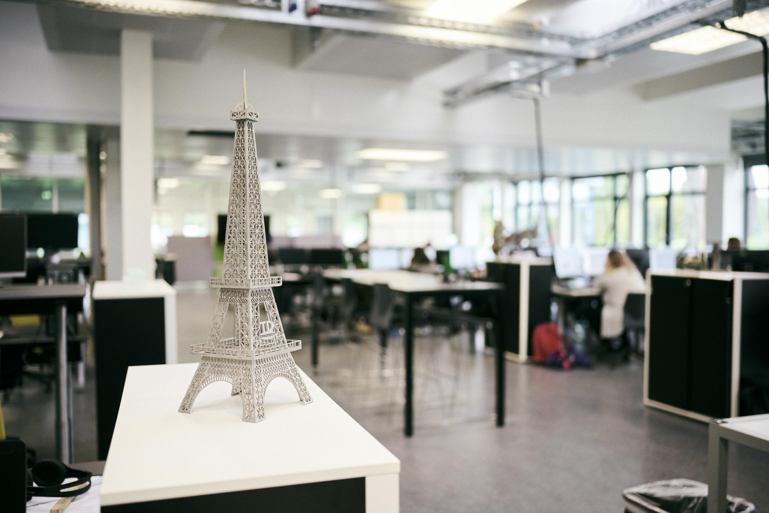 Her er lokalet, hvor skolens uddannelse for tekniske designere holder til, i forgrunden ses en model af Eiffeltårnet, som en elev har skabt.