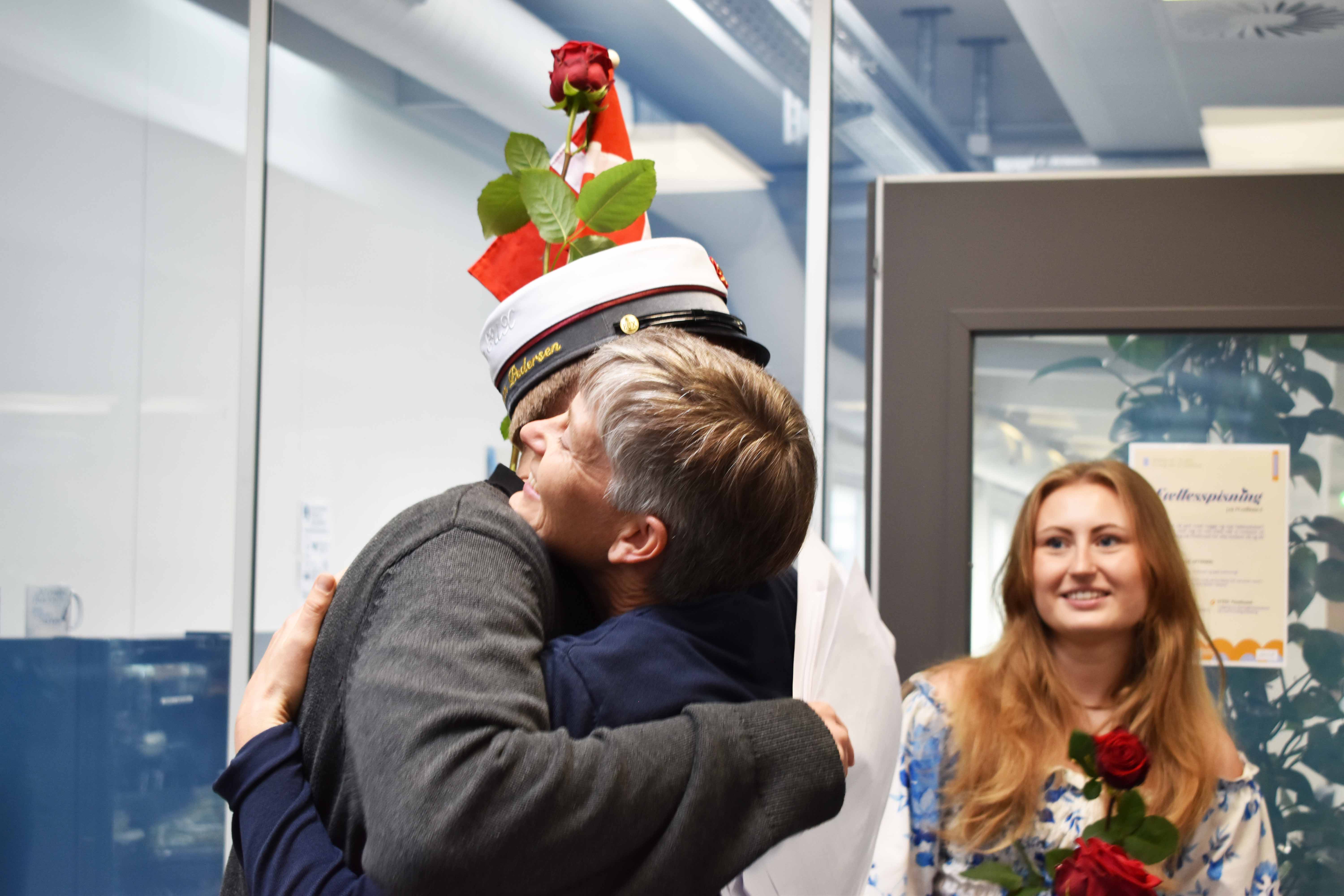 Marcus Bergmann Pedersen får et kram, da studenterhuen er i hus.