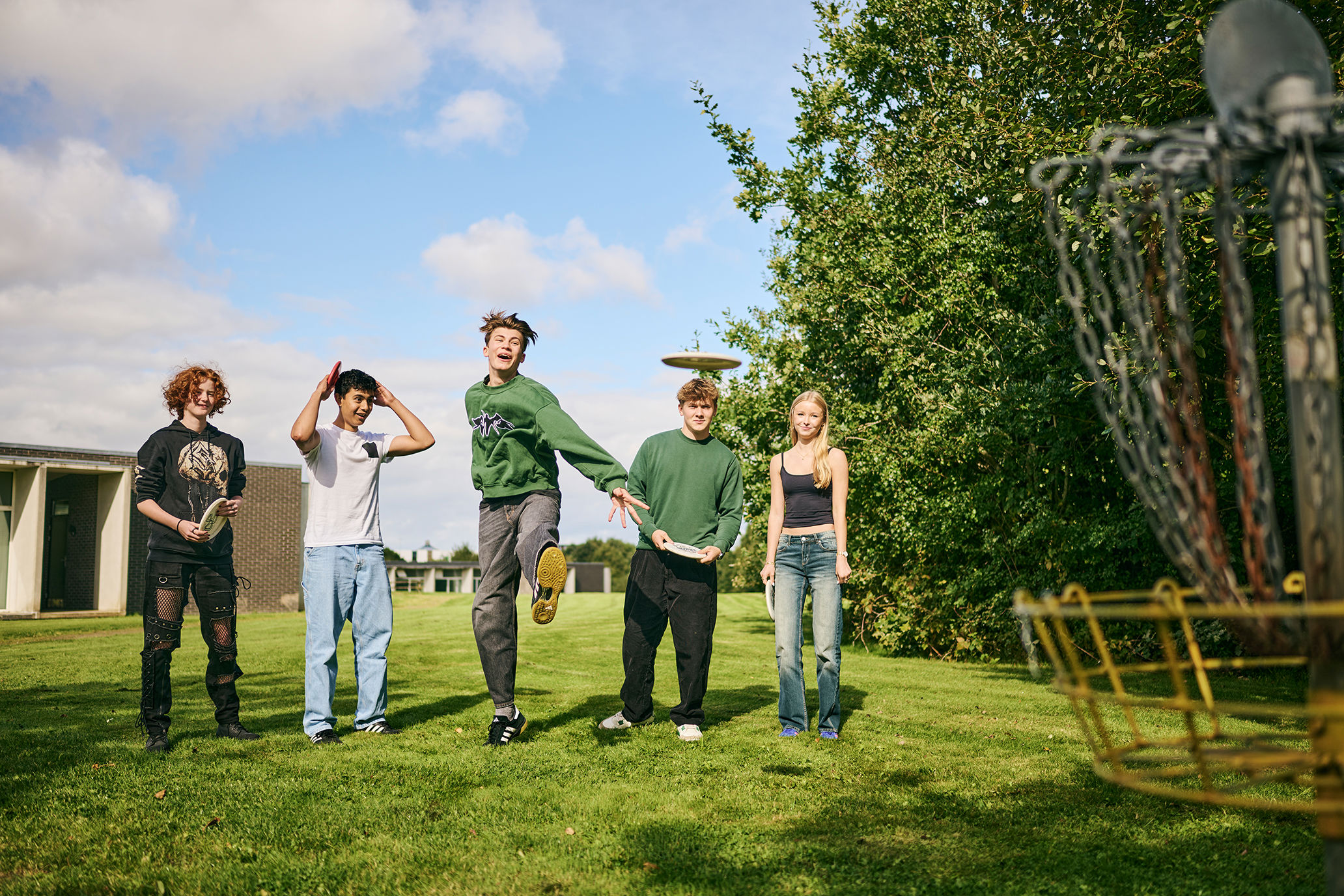 Studiemiljøet på Hansenberg , her er der mange elever, der bruger pauserne til sport eller spil, som fx discgolf..