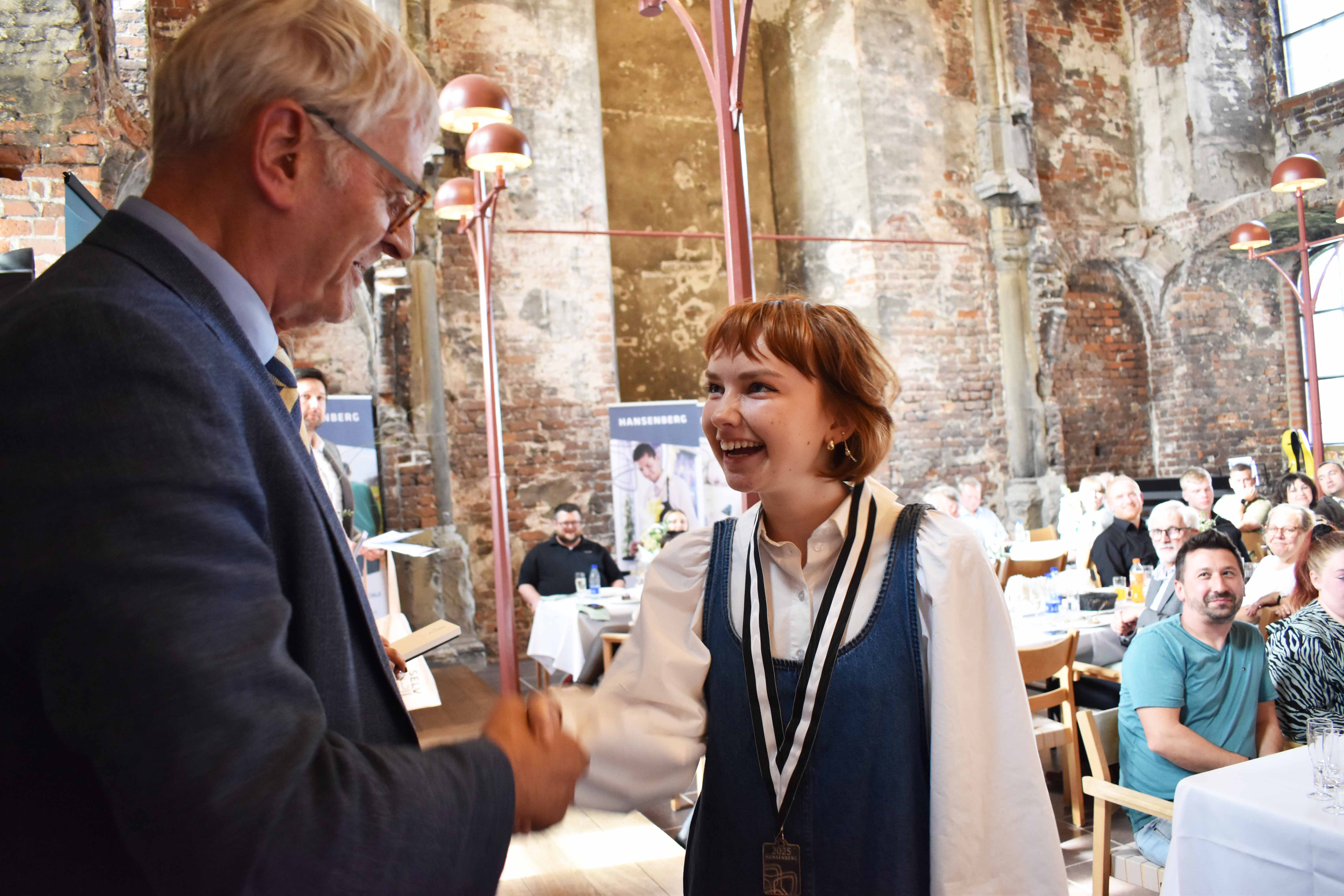 Koldings borgmester lykønsker Alberte med Hansenberg-medaljen i Kirkesalen på Koldinghus.