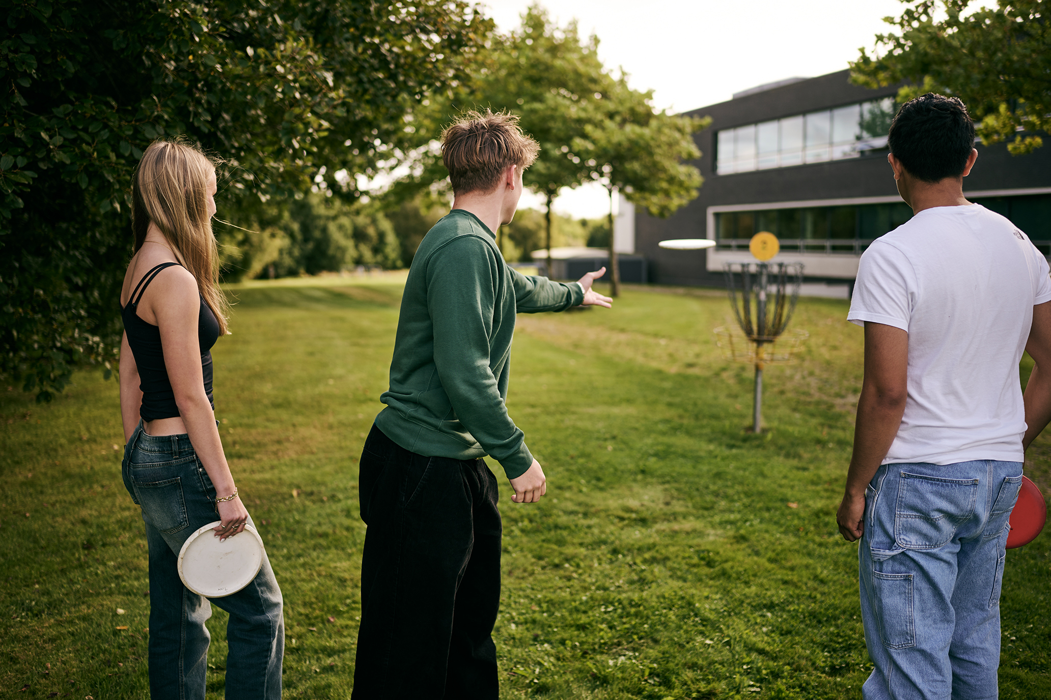 Discgolfbanen på Skovvangen er populær, og mange tager en tur på banen i pauserne.