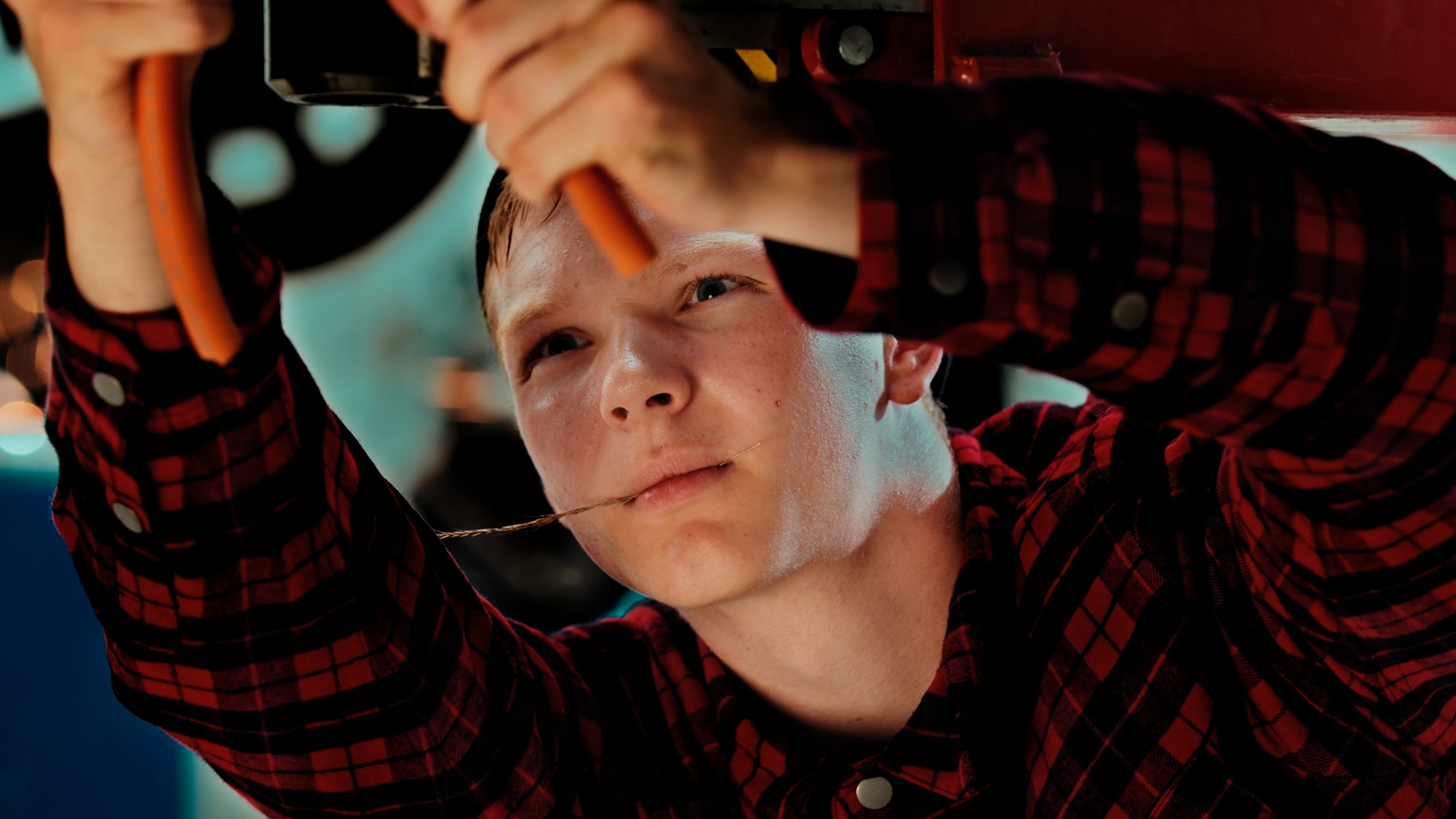 Her er det en 'elev' der prøver at 'malke' en bil. En sjov detalje fra Hansenbergs film.