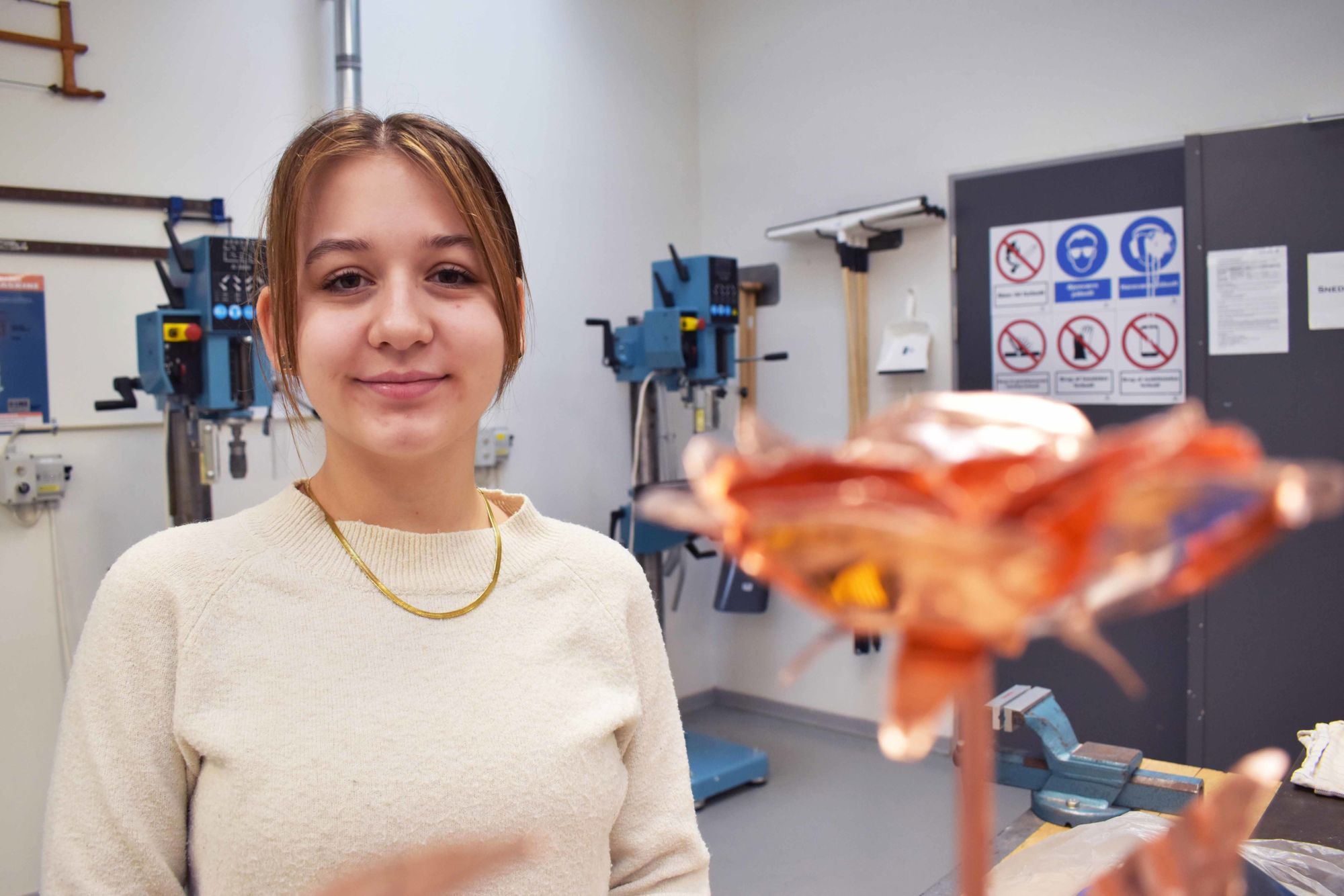 Lærke Klitgaard fra Vamdrup Skole laver blomster i kobber i forbindelse med Juniormesterlære.
