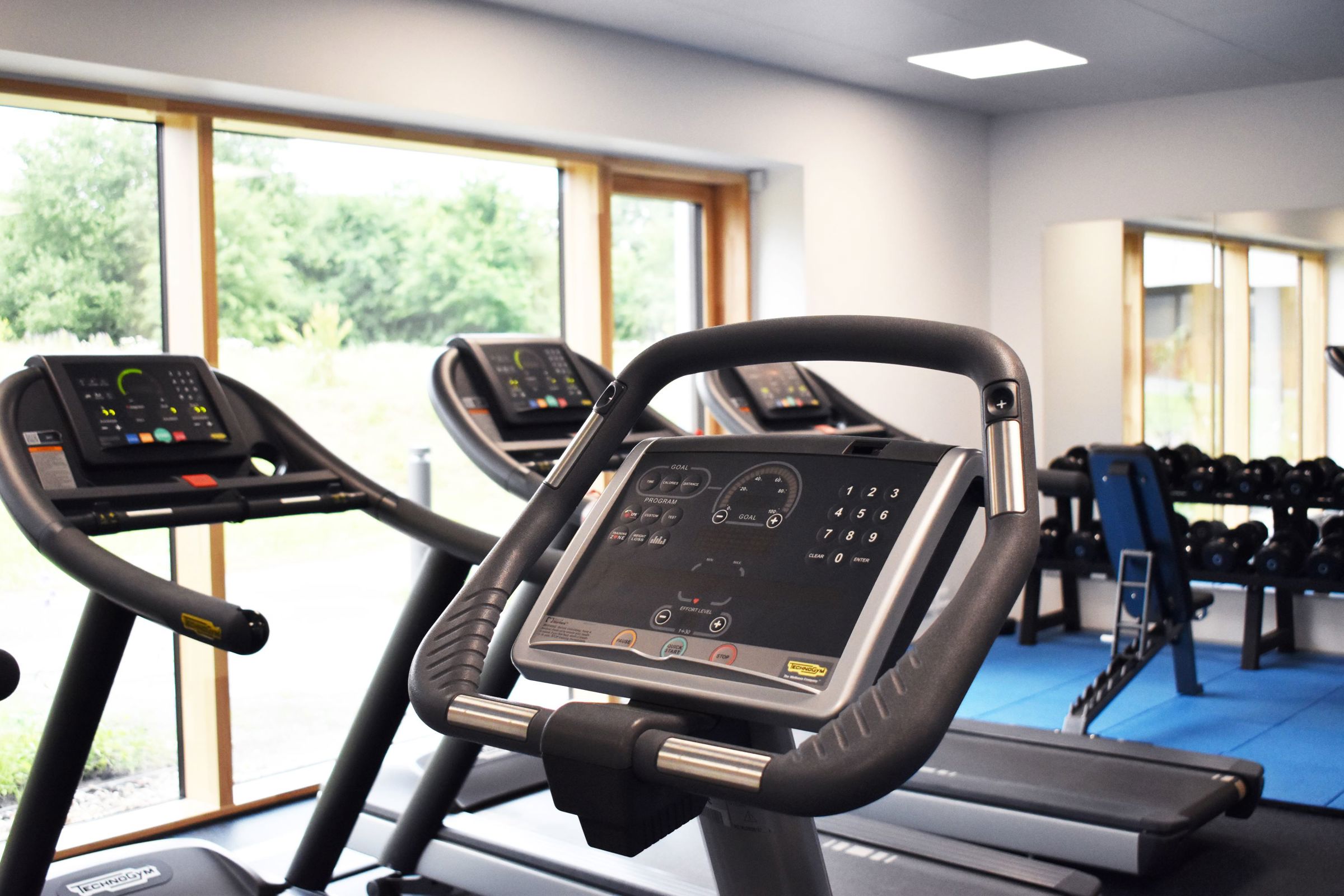 Nogle af fitnessmaskinerne i fitness- og træneruddannelsen lokaler.