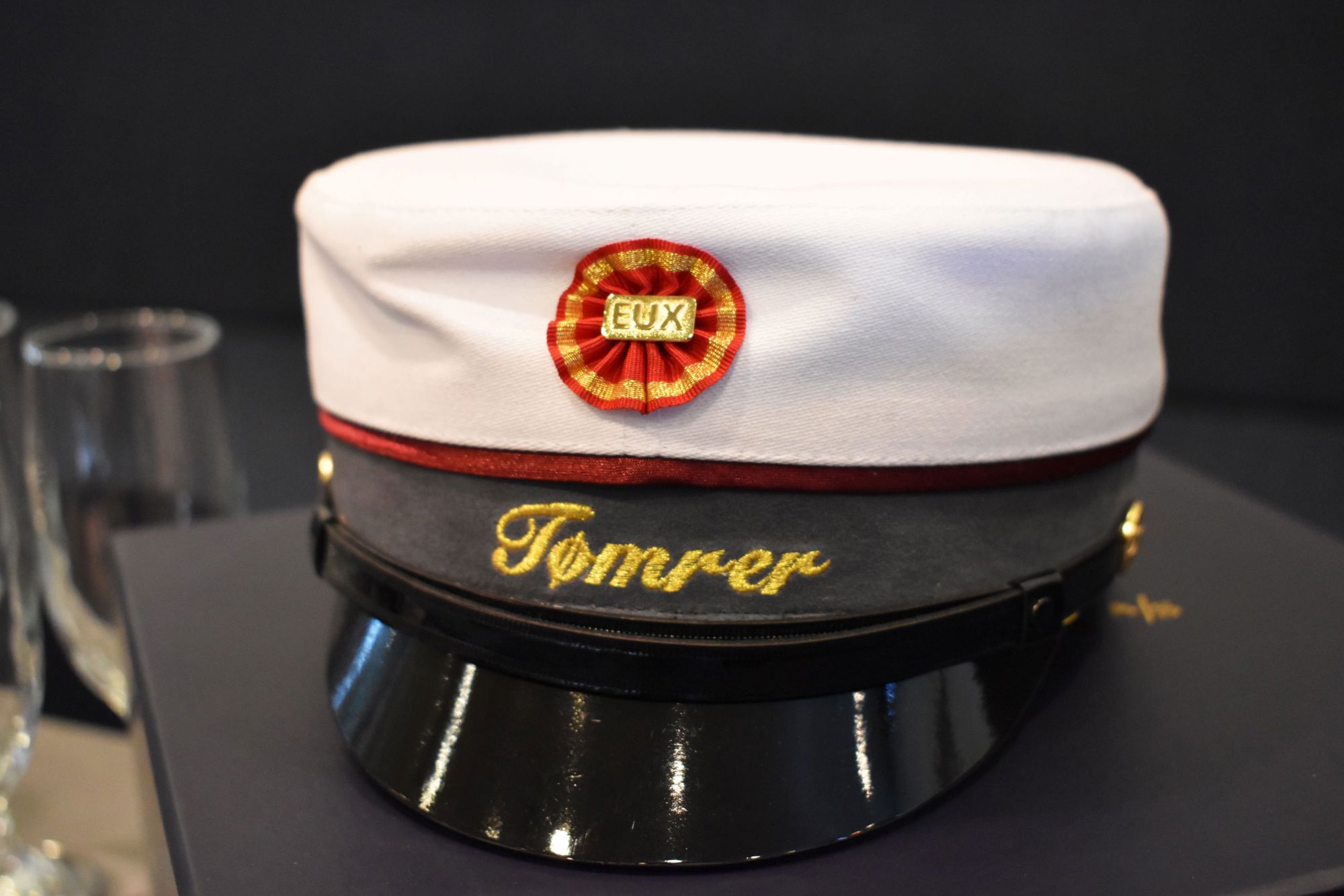 En EUX-studenterhue til en tømrer, du kan tage flere erhvervsuddannelser (EUD) med EUX.