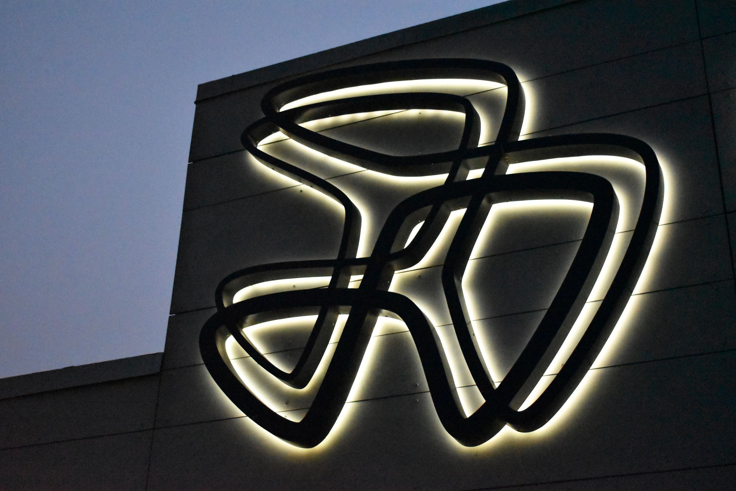 Det oplyste Hansenberg-logo på facaden ved C.F. Tietgens Vej i Kolding.