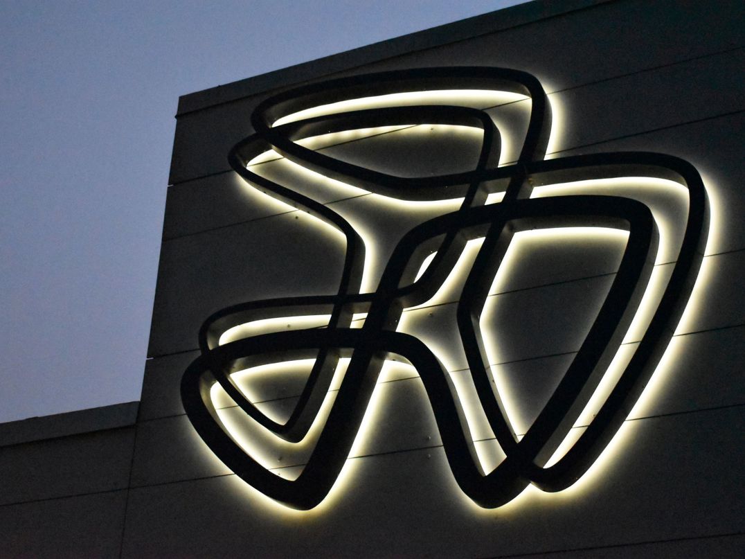 Det oplyste Hansenberg-logo på facaden ved C.F. Tietgens Vej i Kolding.