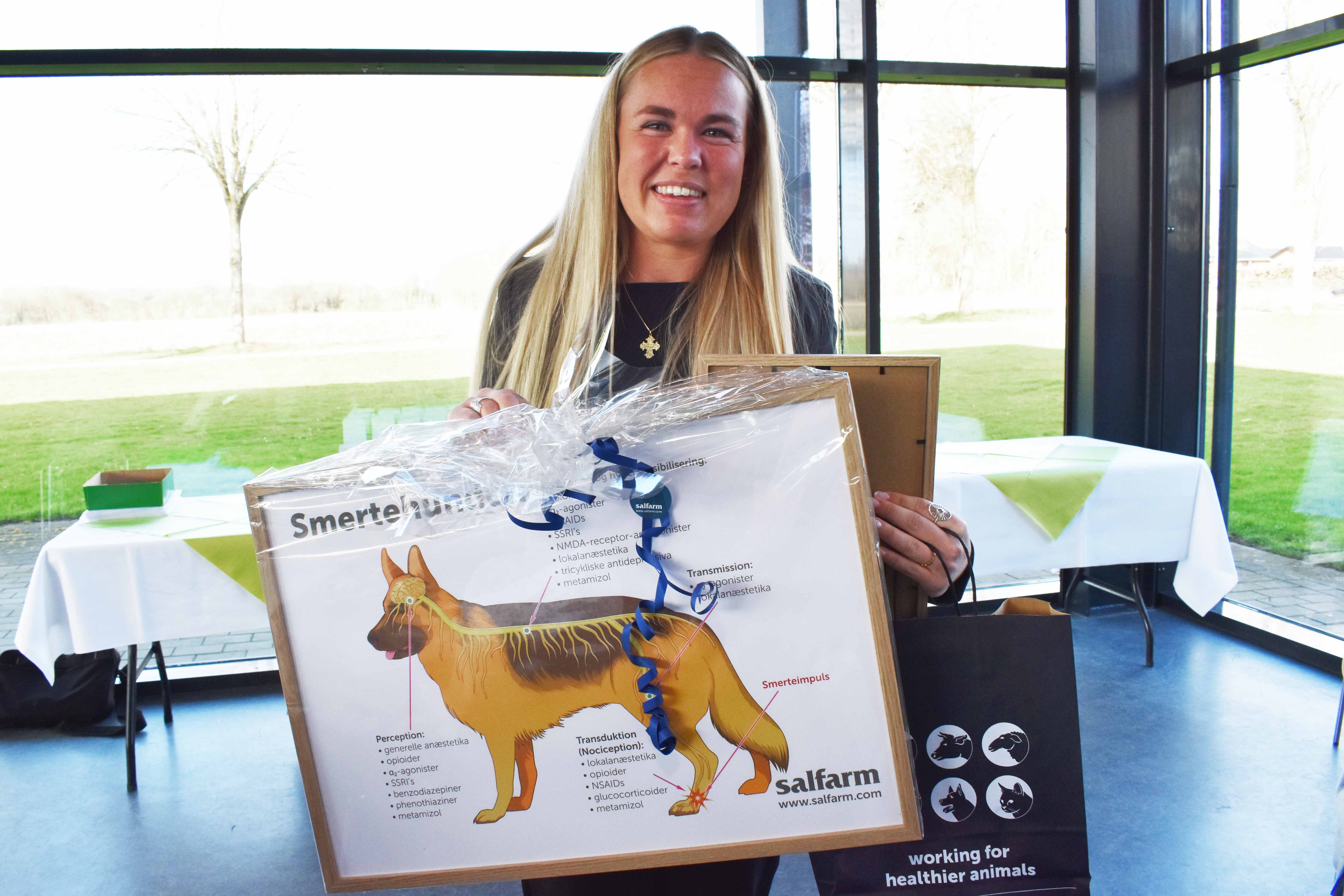 Freya Nordstrøm Mandrupsen modtager en pris ved dimissionen den 27. marts 2026.