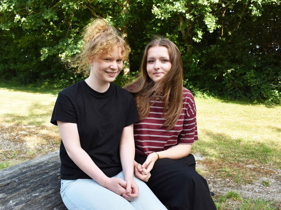 Gry Bjorholm og Julie Mac Iver er begge på Grundforløb 1, og de er blevet gode venner.