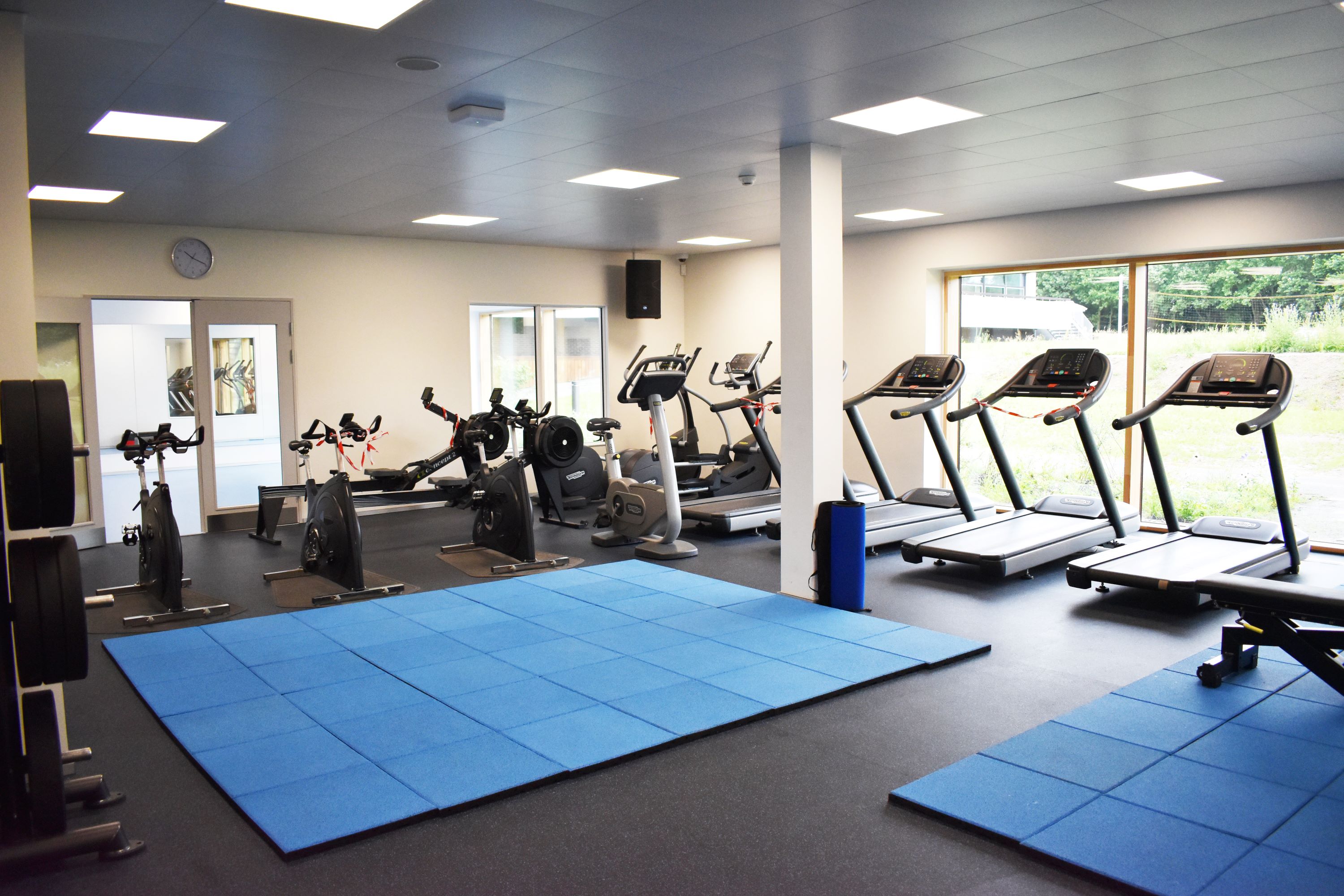 Nogle af fitnessmaskinerne i fitness- og træneruddannelsen lokaler.