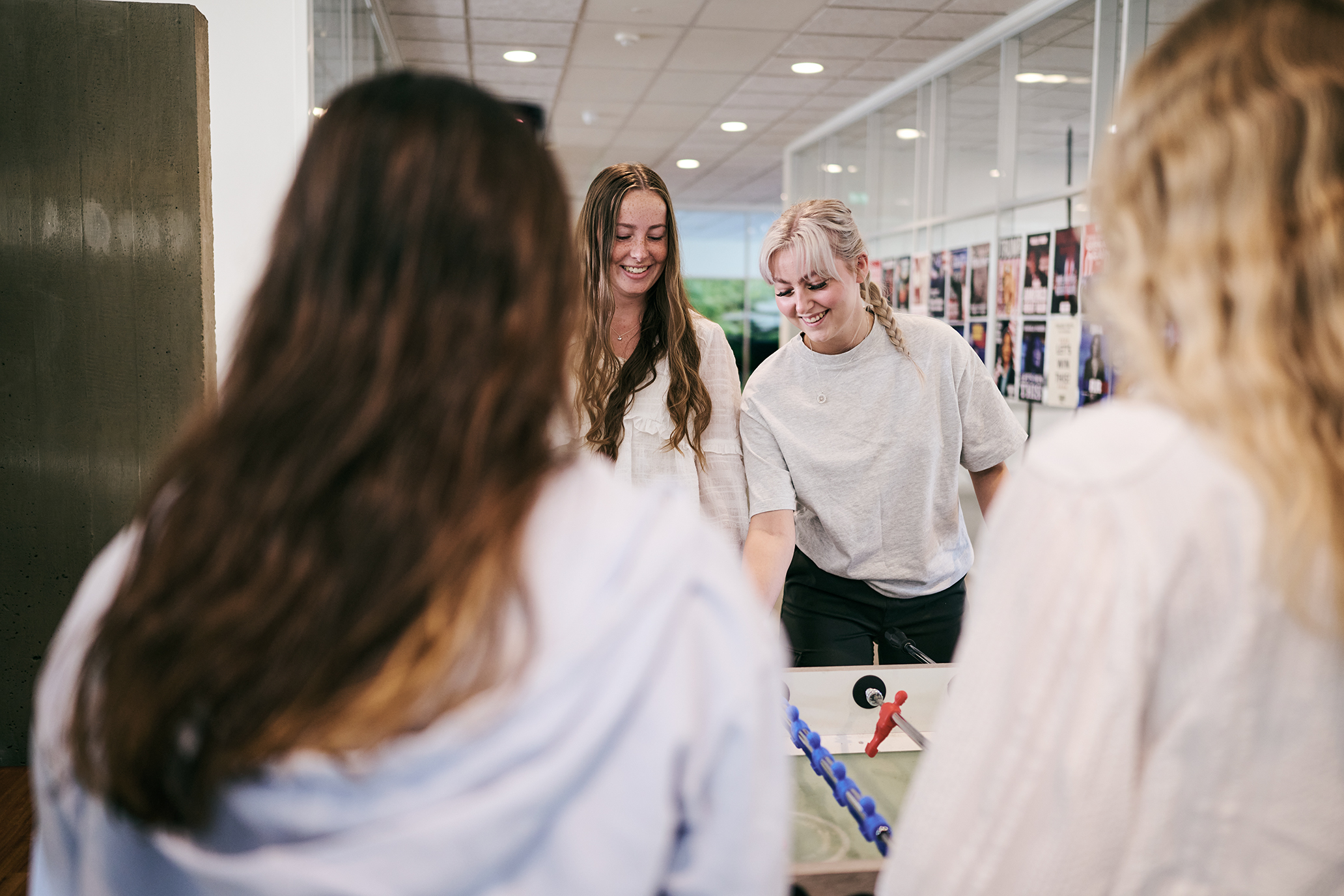 Pigerne spiller bordfoldbold i bygning 600 på skolens adresse i Vranderup.