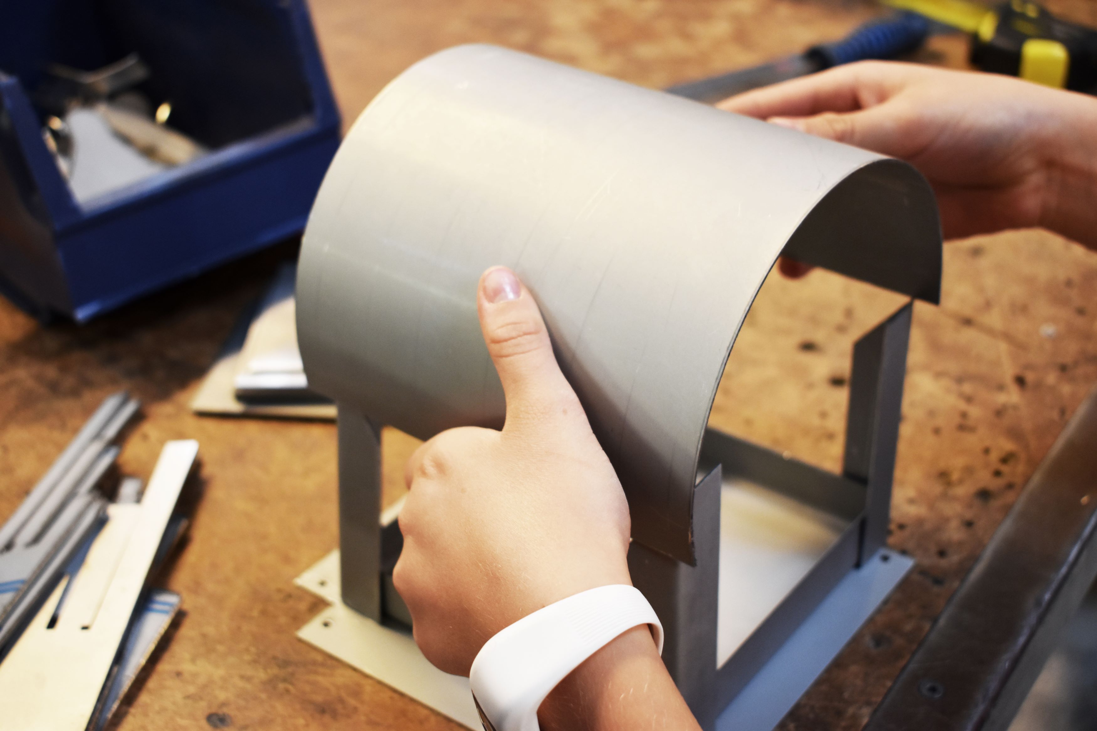 Til Prøv et fag for elever i 4.-10. klasse, er der nogle af deltagerne, der laver deres eget fuglefoderhus.