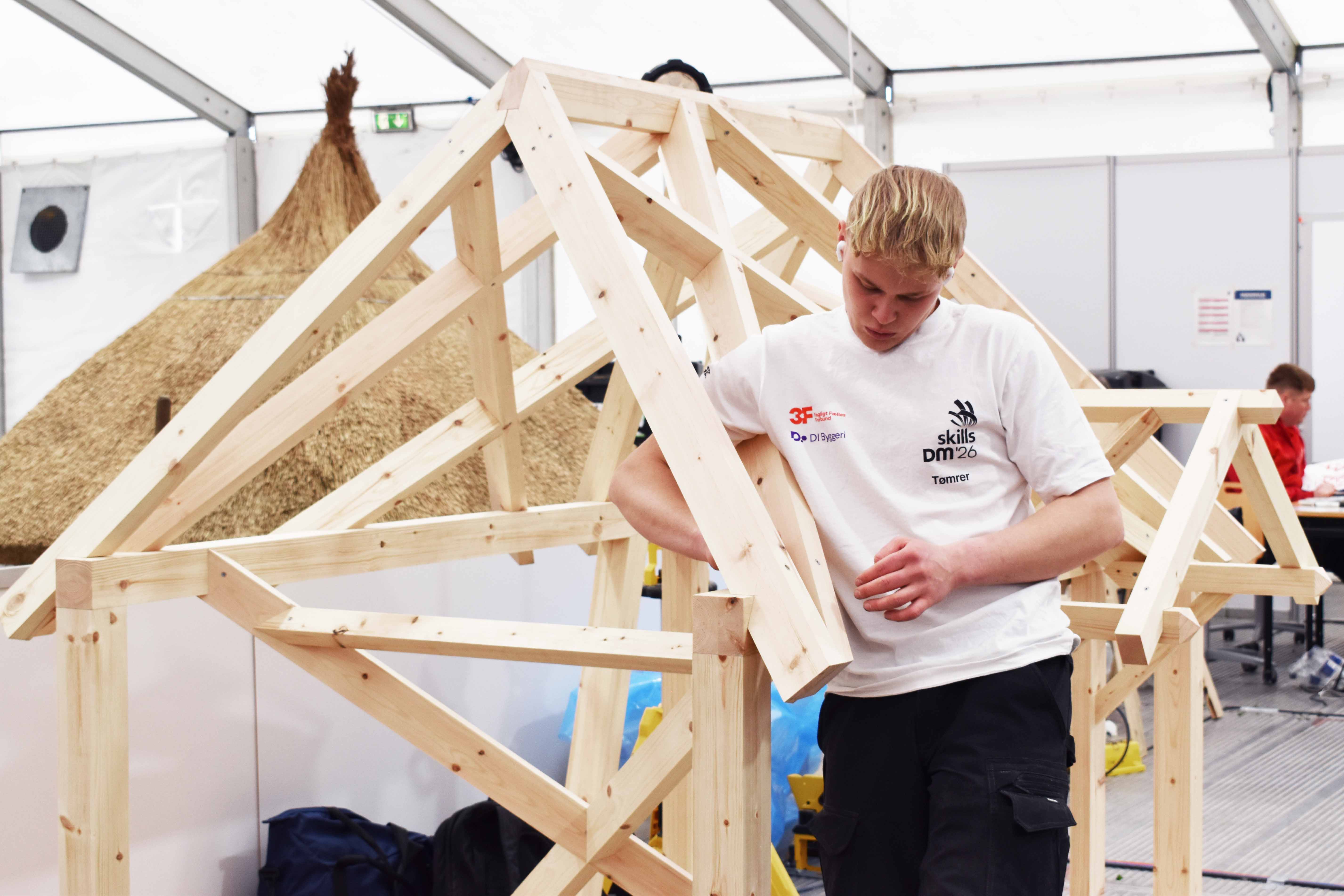 Emil Andersen er tømrerlærling og på tømrerlandsholdet, og han vandt Arbejdsmiljøprisen ved DM i Skills 2026.