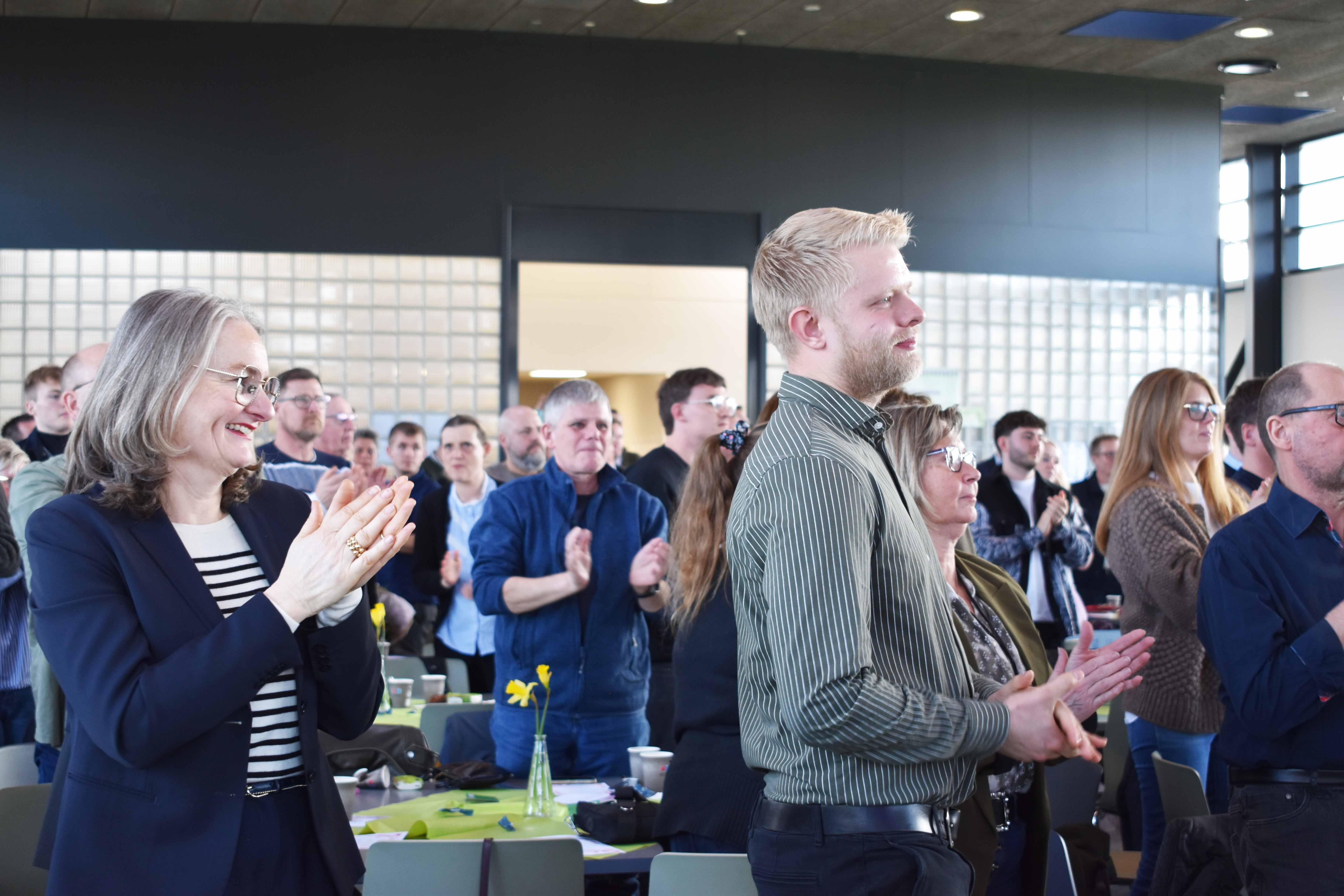 Stolte familiemedlemmer og mestre ved dimissionen den 27. marts 2026.