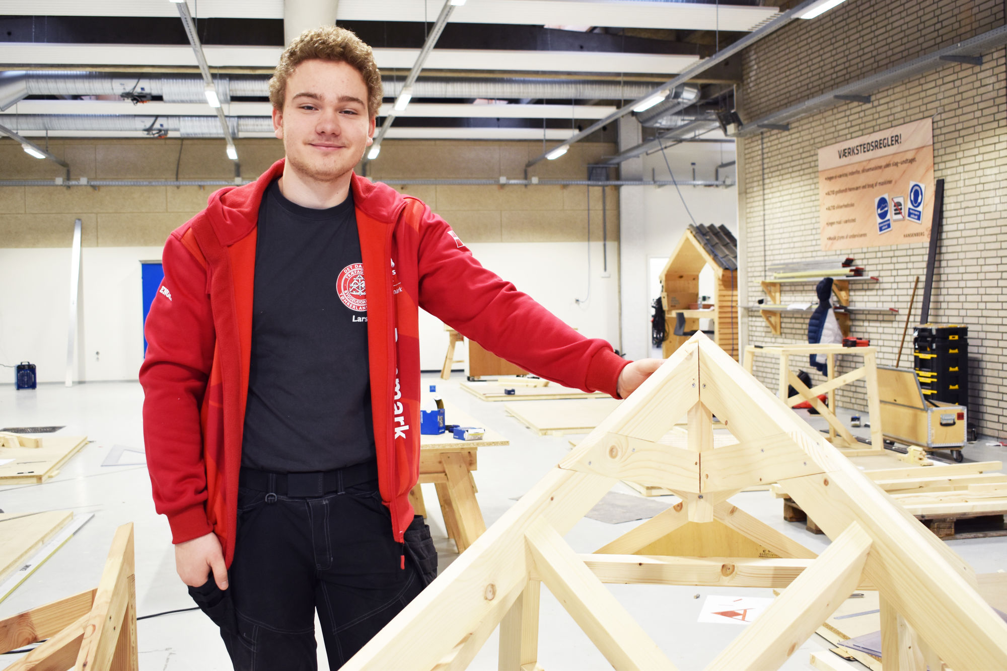 Lars Corneliussen skal til WorldSkills, og han er her i HANSENBERGs tømrerværksted