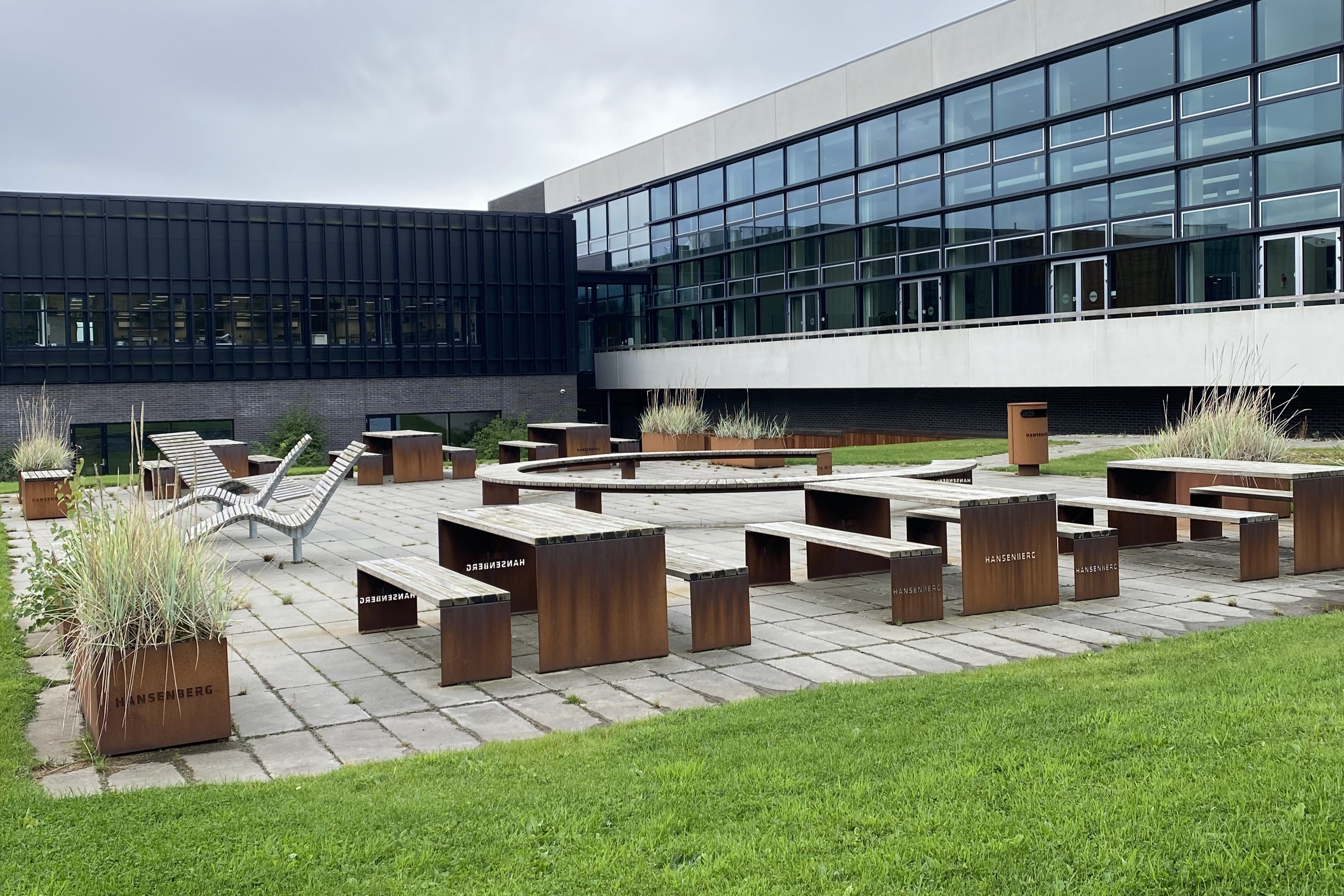 Det hyggelige terrassemiljø bag bygningerne på Skovvangen 28.