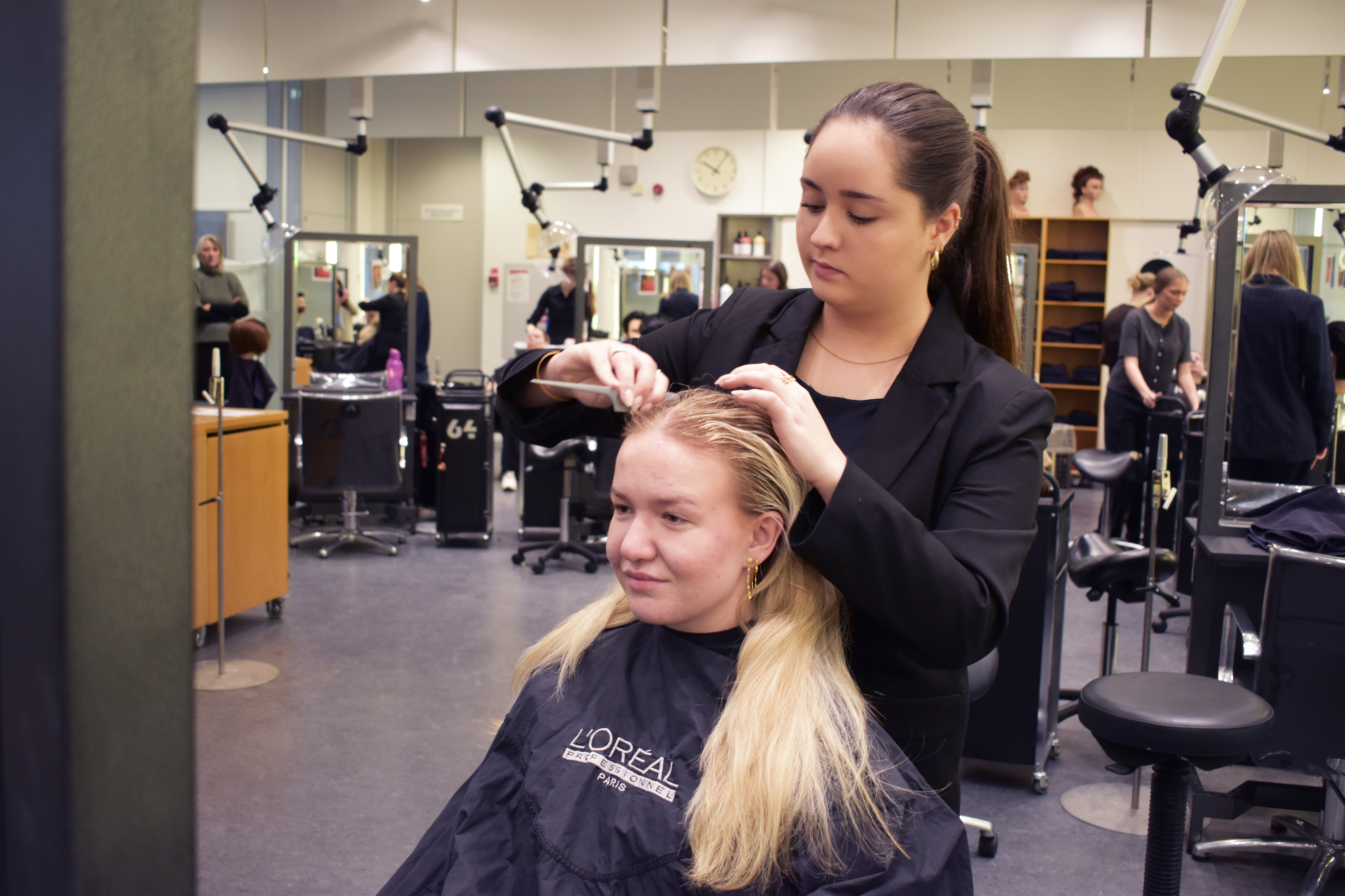 Frisørelever satte hår i frisørsalonen på Skovvangen til Åbent Hus