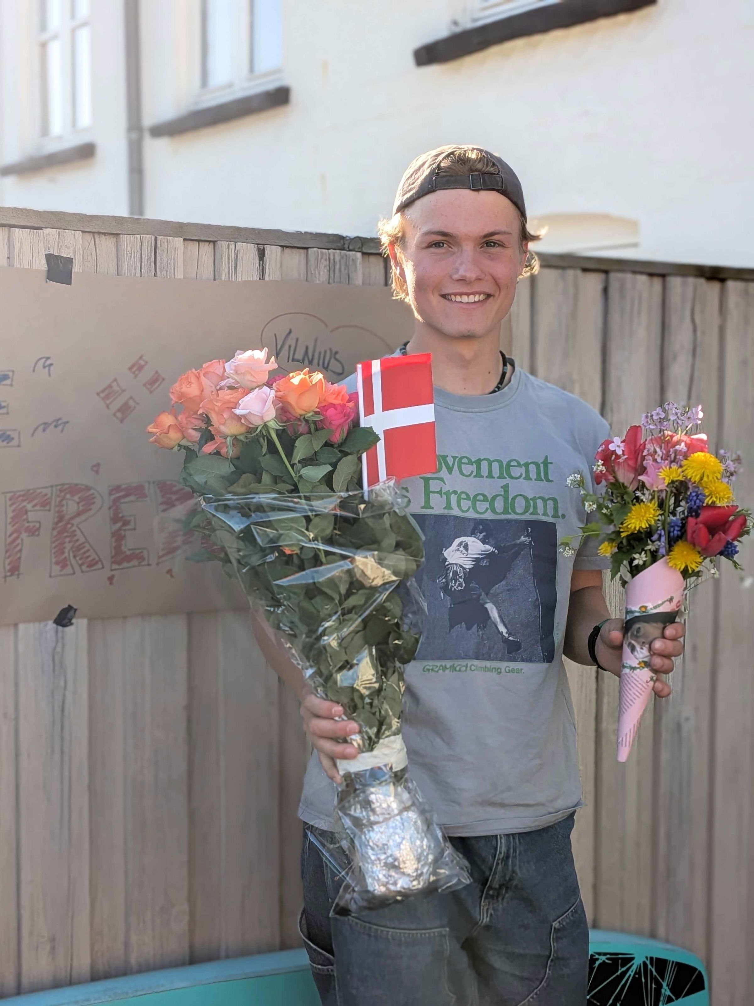 Frede Rudolf fik blomster af familien, da han kom hjem fra finalen.