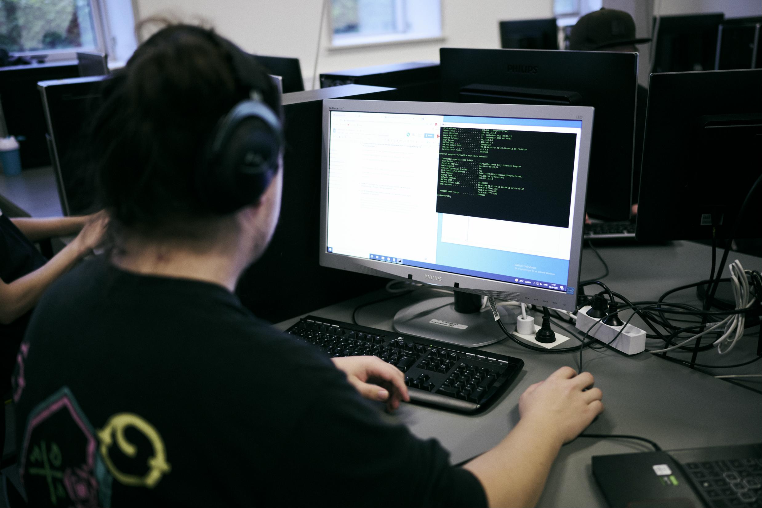 En elev på data- og kommunikationsuddannelsen skal blandt andet lære at bygge et datanetværk op fra bunden.