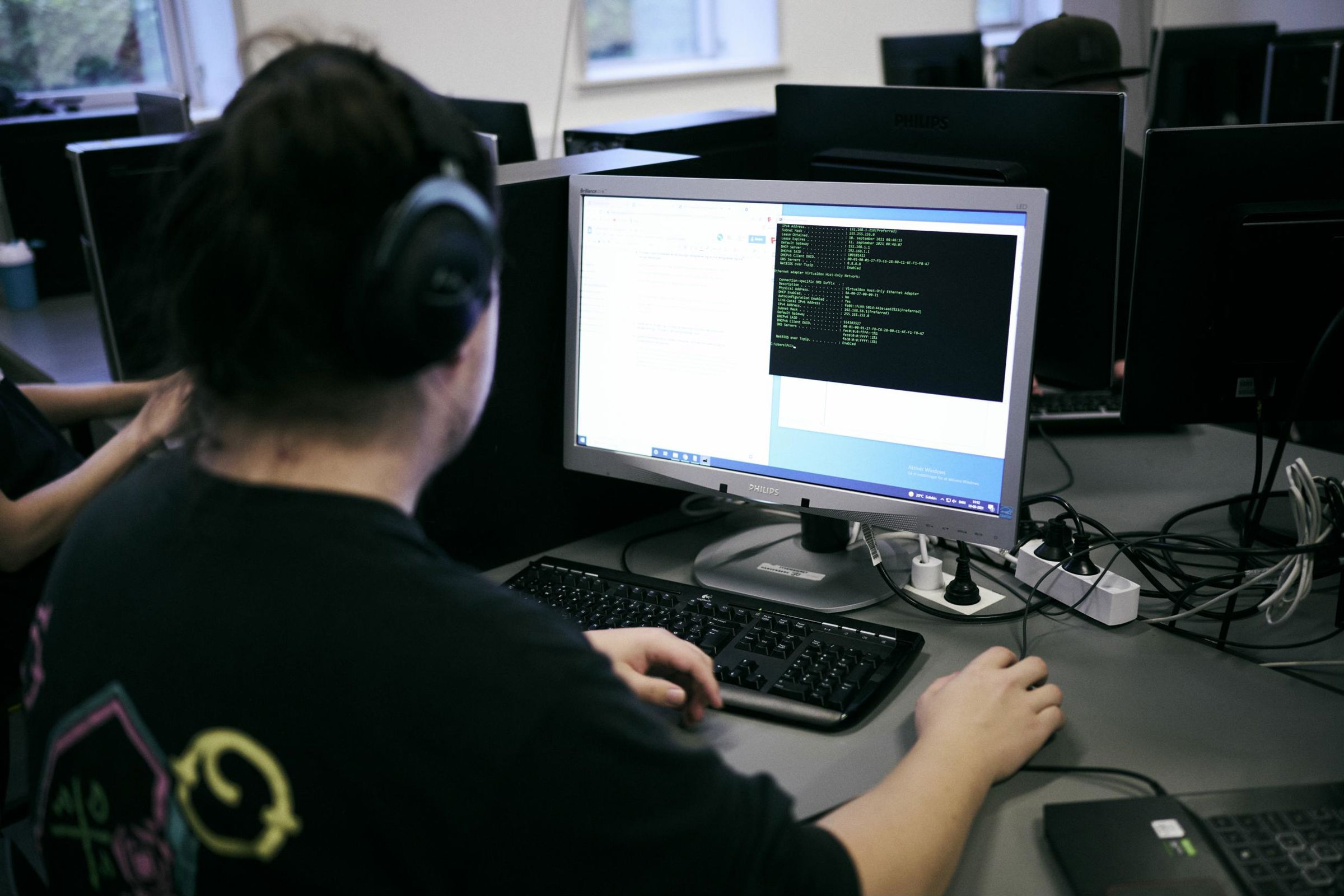 En elev på data- og kommunikationsuddannelsen skal blandt andet lære at bygge et datanetværk op fra bunden.