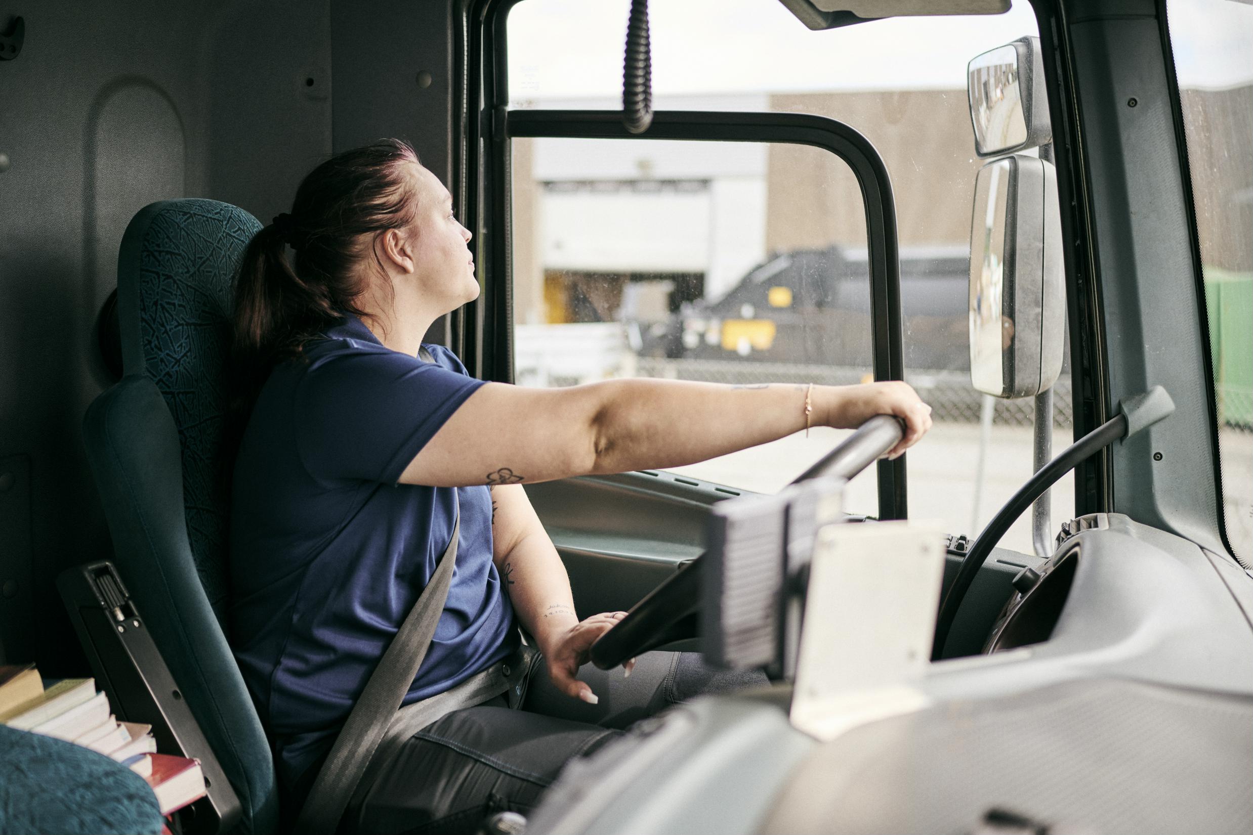Flere piger vælger at uddanne sig på vejgodstransportuddannelsen, her sidder en elev i førerhuset på en lastvogn.
