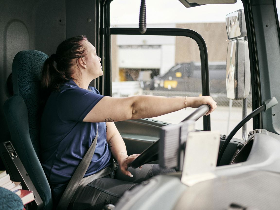 Flere piger vælger at uddanne sig på vejgodstransportuddannelsen, her sidder en elev i førerhuset på en lastvogn.