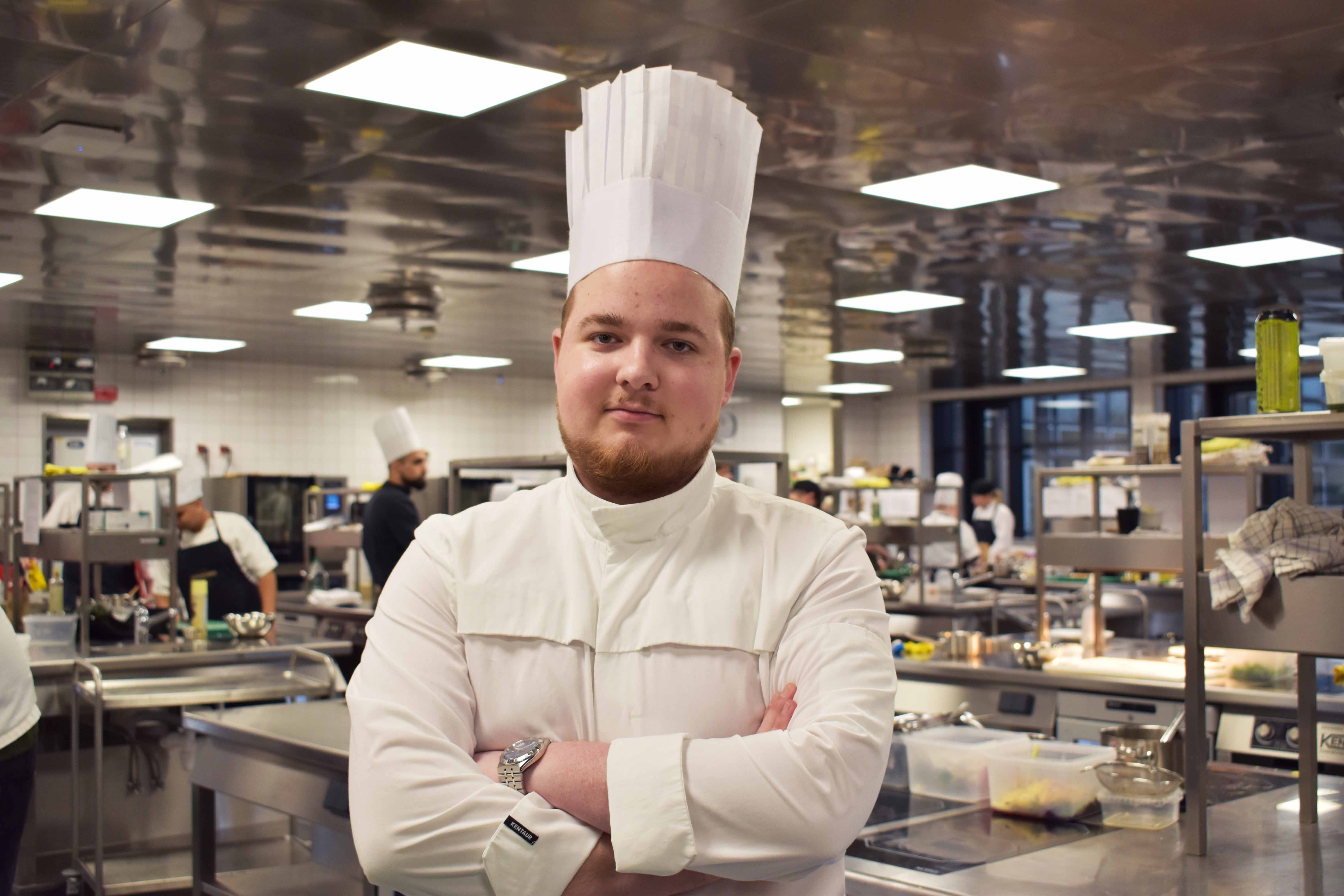 Gustav deltager i konkurrencen for kokkeelever ved DM i Skills