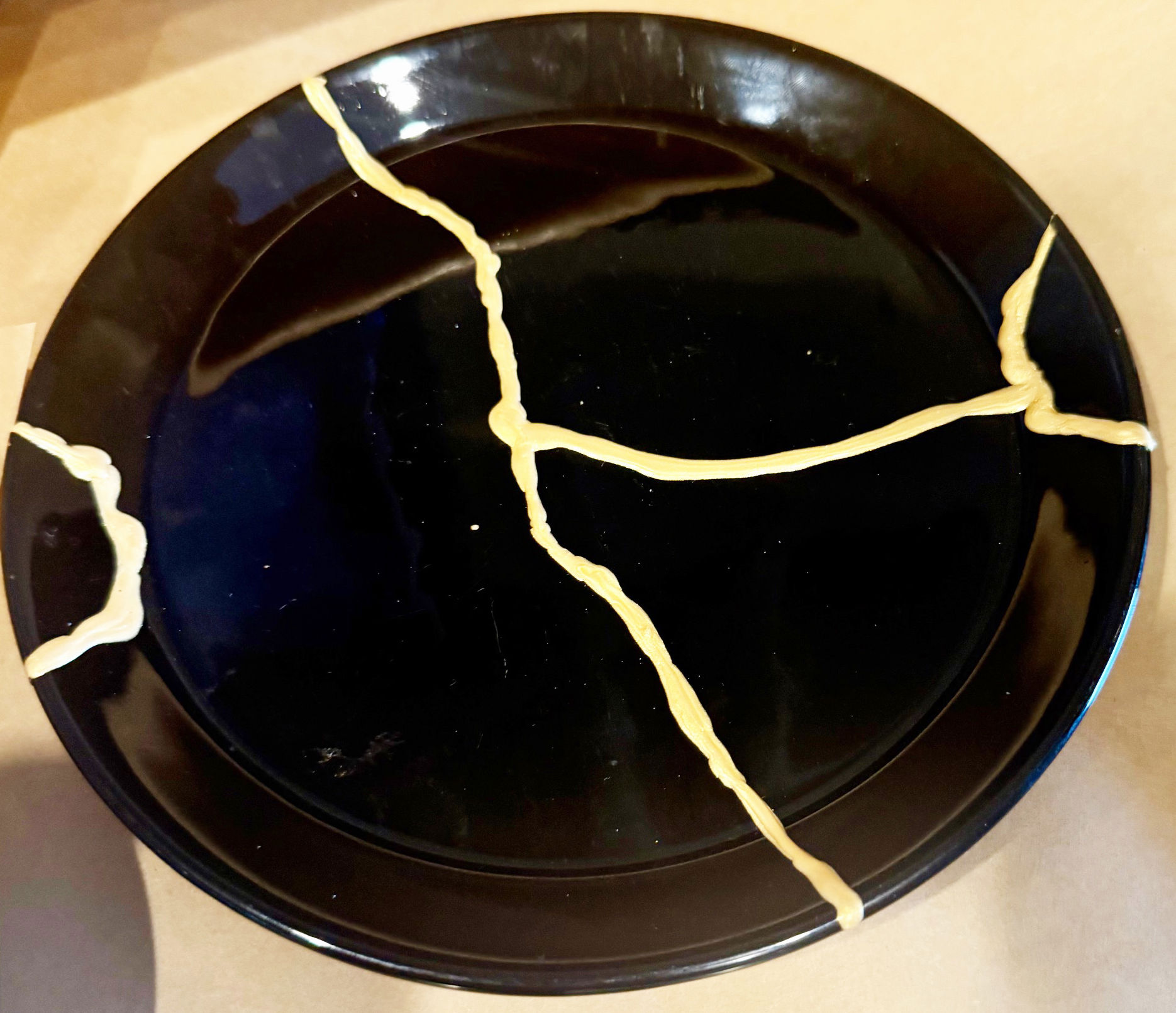 Denne tallerken var gået i stykker, men en elev har limet den med guldlim i faget Life Skills på Hansenberg.