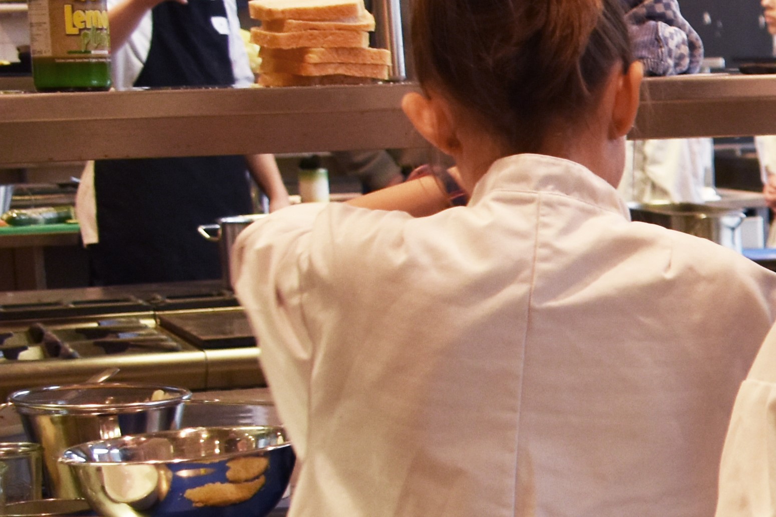 Der er masser af liv, smil og latter i køkkenet, når elever fra 5.-10. klasse laver mad under FoodCamp på Hansenberg.