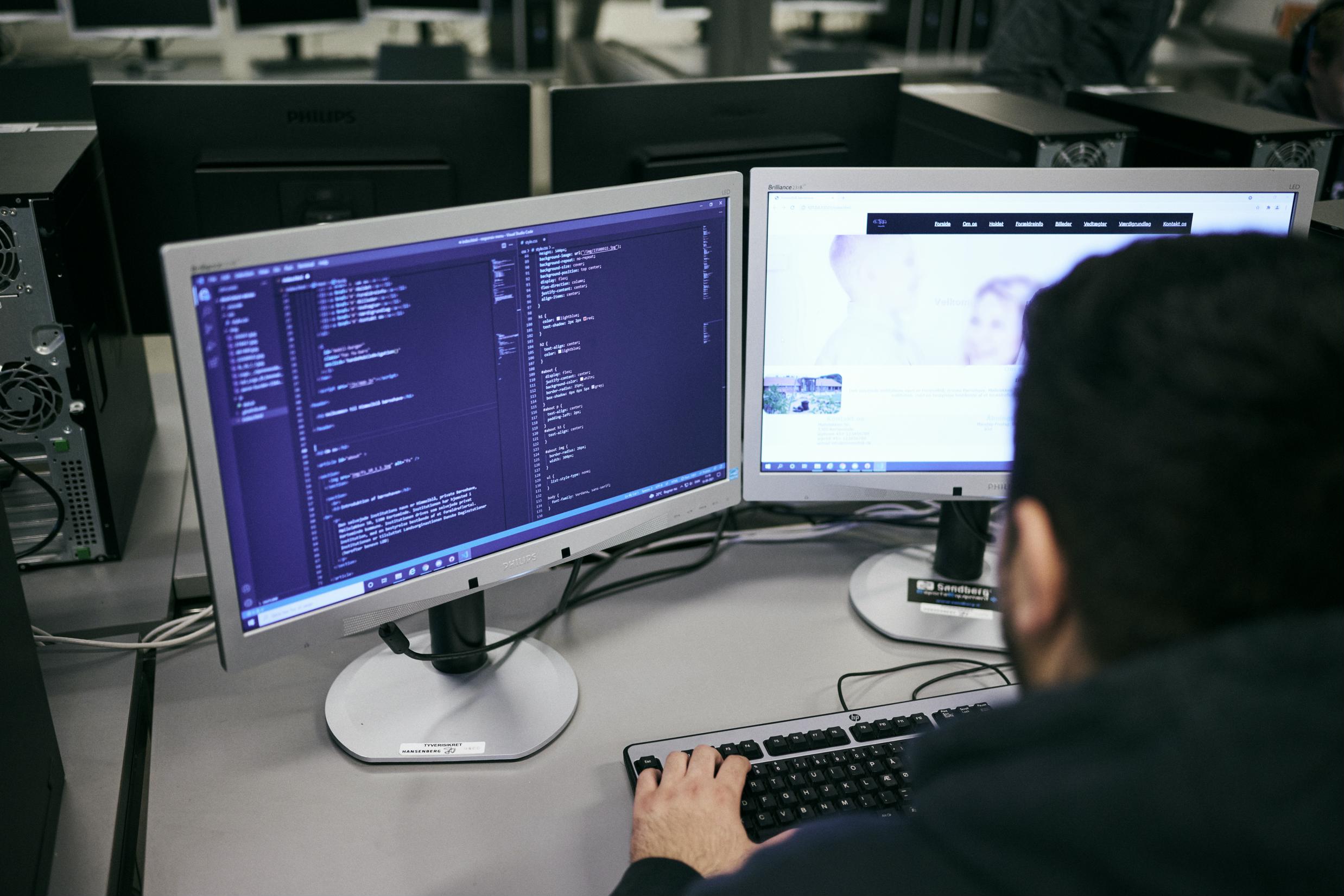 Som elev på data- og kommunikationsuddannelsen arbejder du ofte med 2 skærme for at få et bedre overblik.