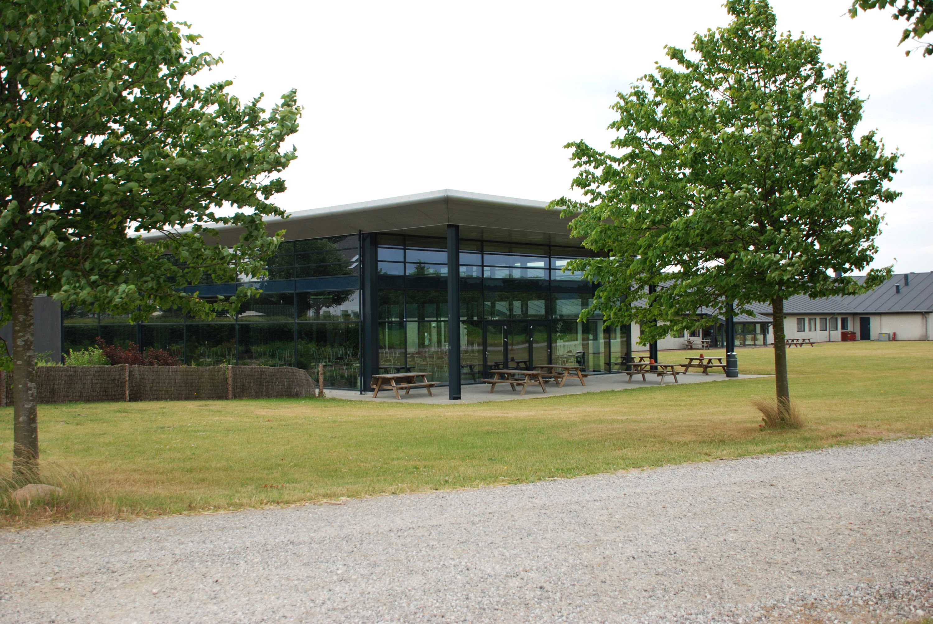 I sommerhalvåret er der mange elever og ansatte, der spiser ved bord- og bænksættene udenfor Hansenbergs bistro i Vranderup.