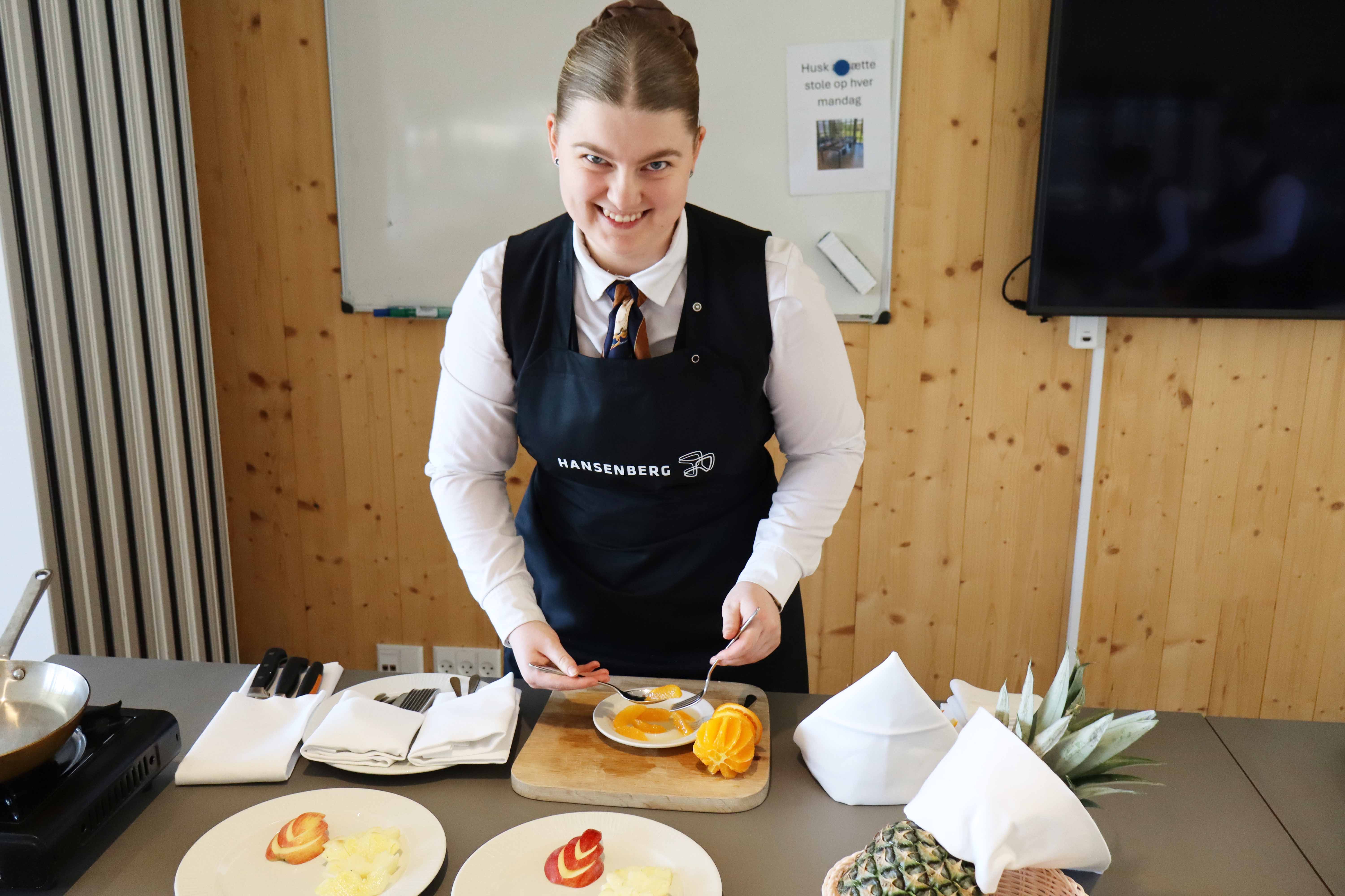 Denice skærer frugt forud for DM i Skills