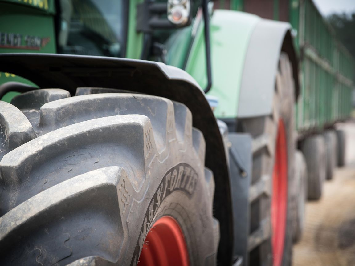 På uddannelsen til entreprenør- eller landbrugsmaskinmekaniker lærer du bl.a. at reparere de store maskiner inden for landbrug eller byggeri.