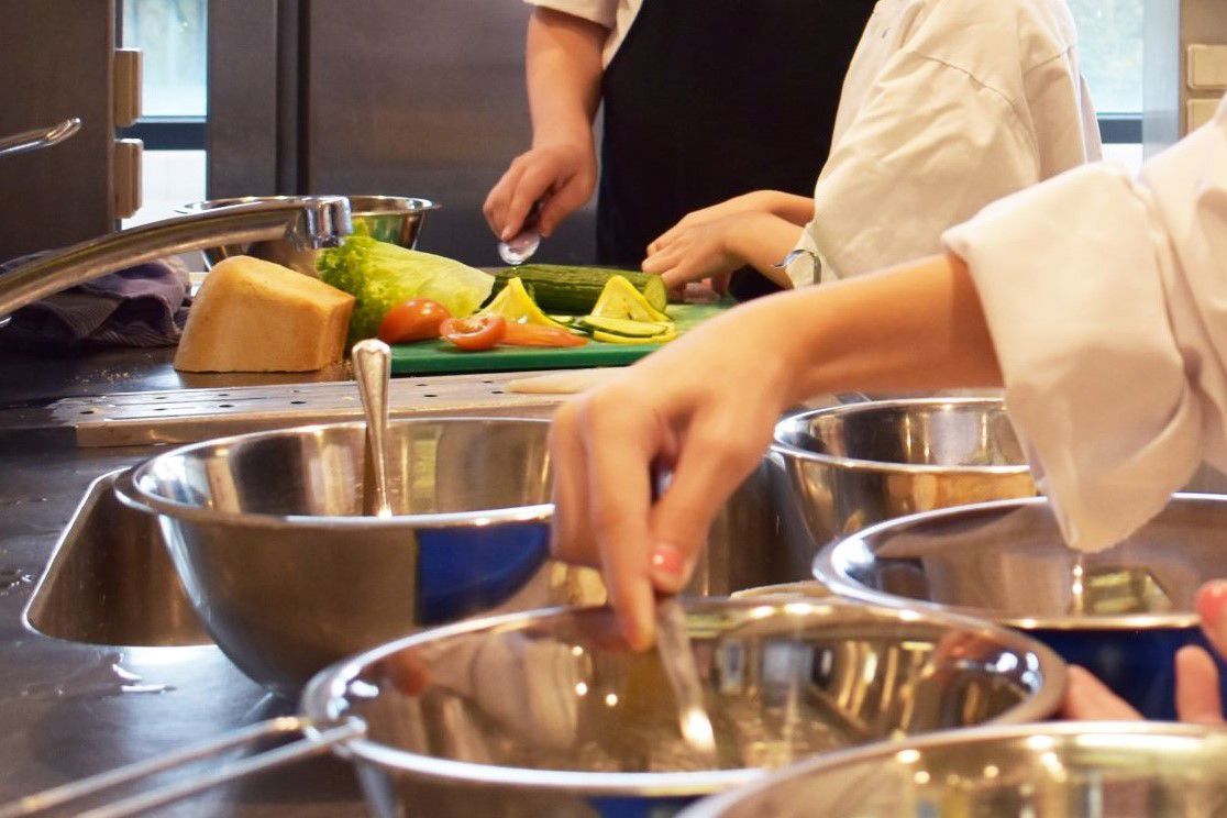 Eleverne på FoodCampen kokkererer i stor stil under sommerens FoodCamp på Hansenberg.