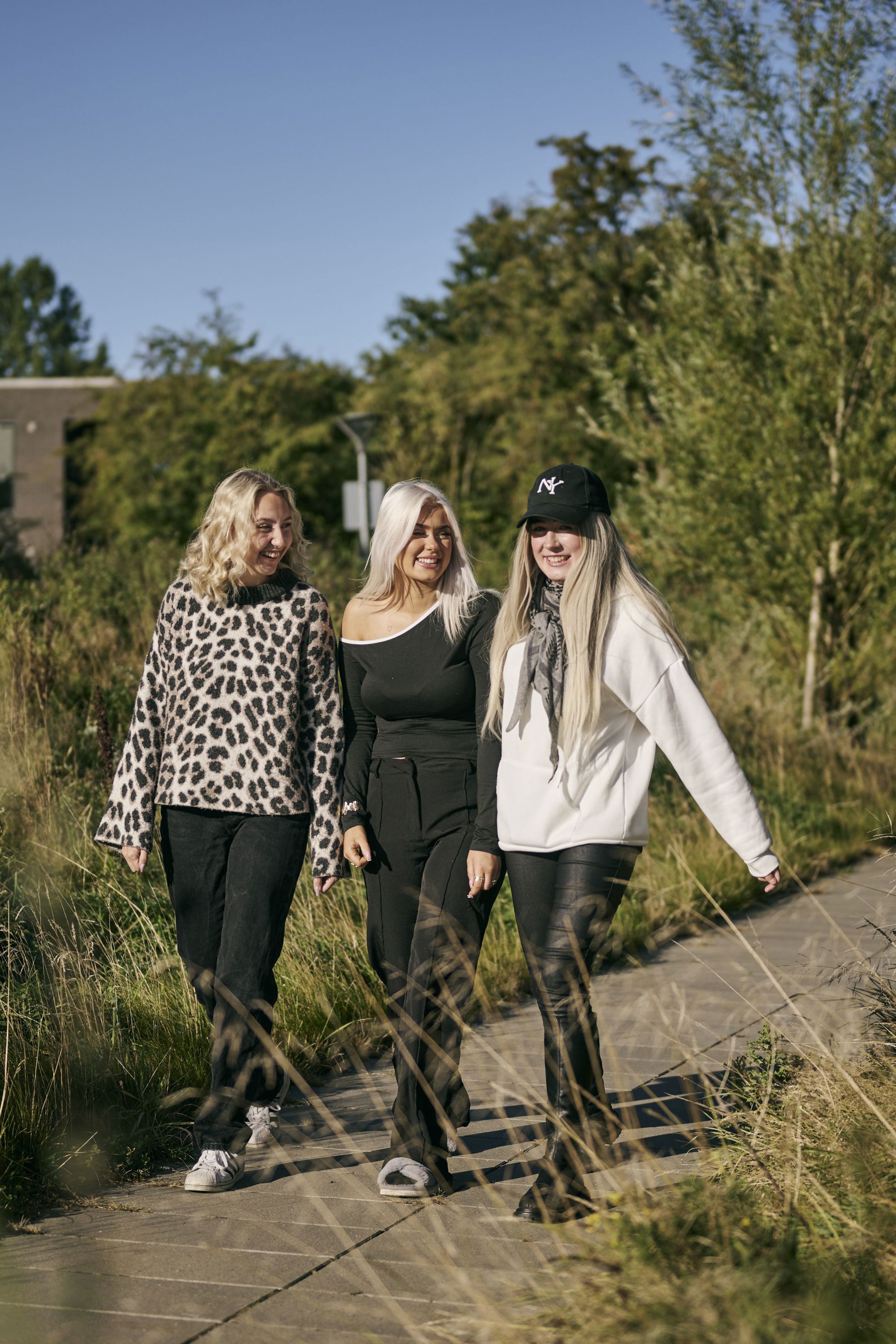 3 frisørelever benytter en af pauserne til at nyde en mundfuld frisk luft i fællesskab.