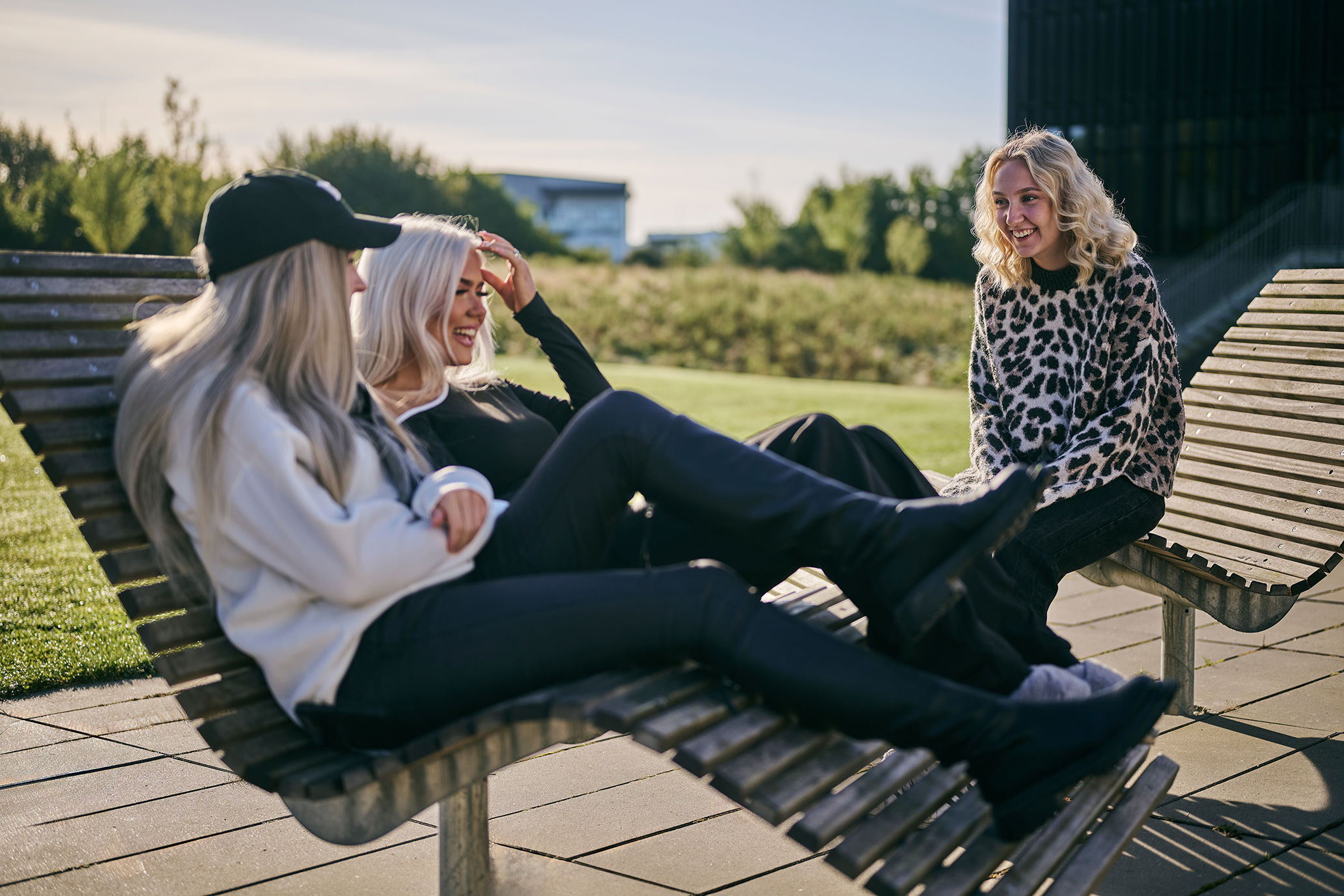 Frisøreleverne trækker lidt frisk luft og hygger sammen i pauserne.