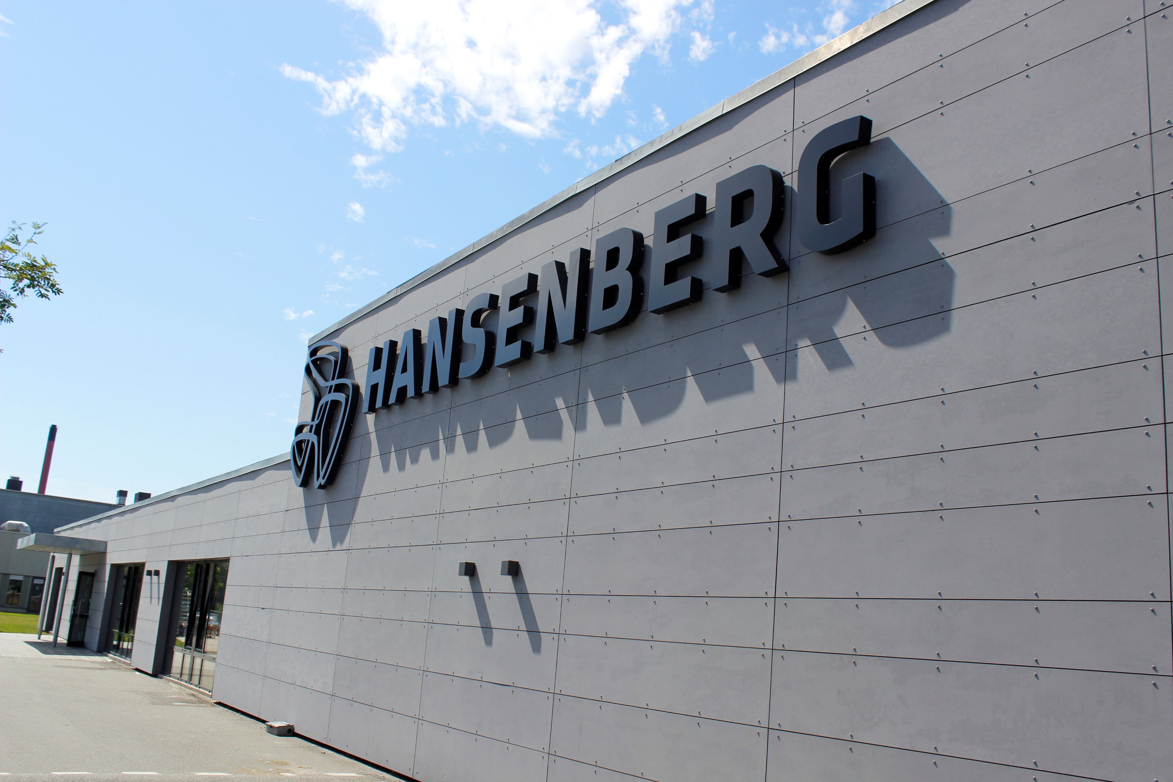 Hansenbergs logo på facaden ved hovedindgangen til Hansenbergs afdeling på C.F. Tietgens Vej i Kolding.